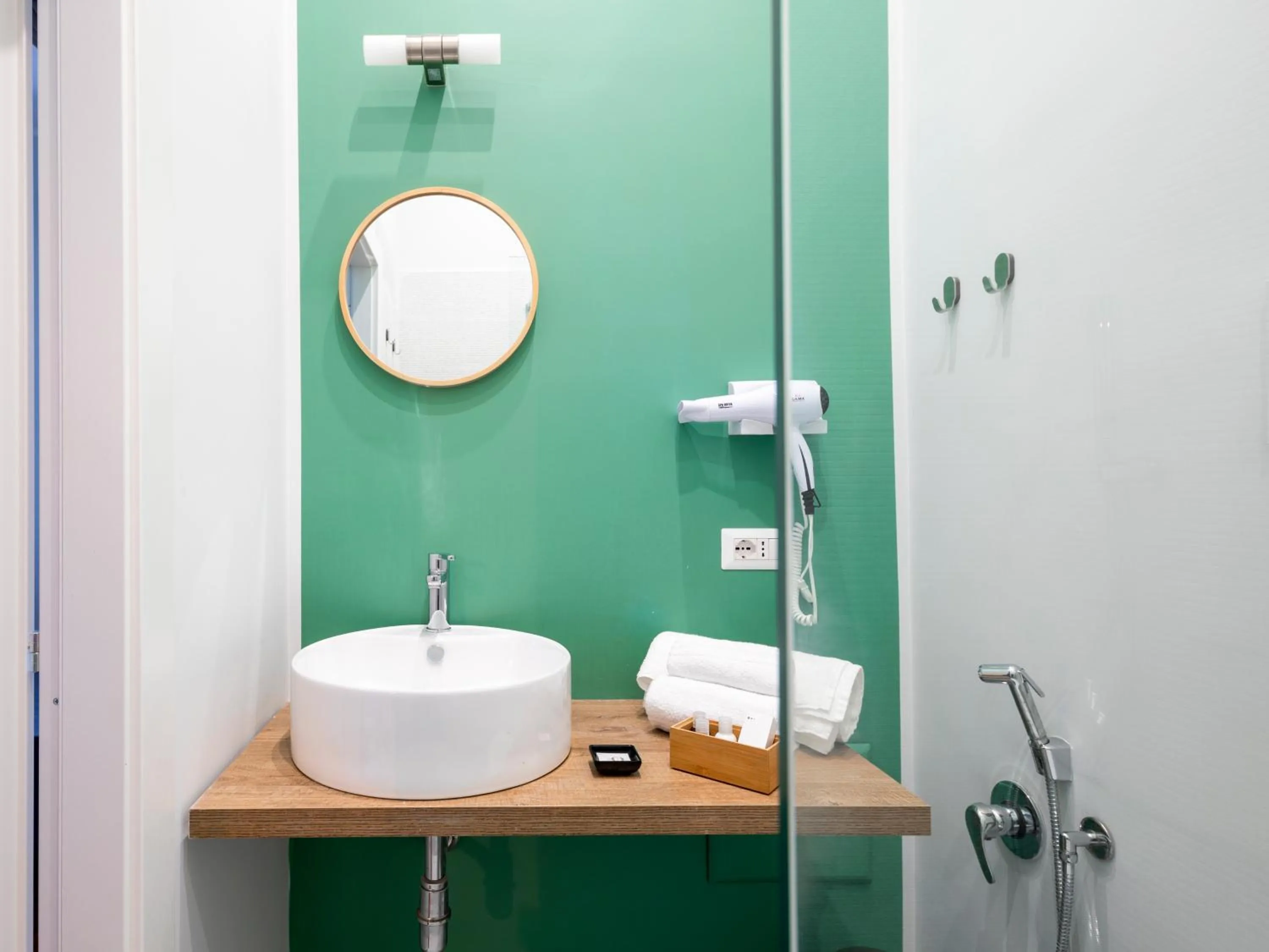 Shower in Nartè Rooms