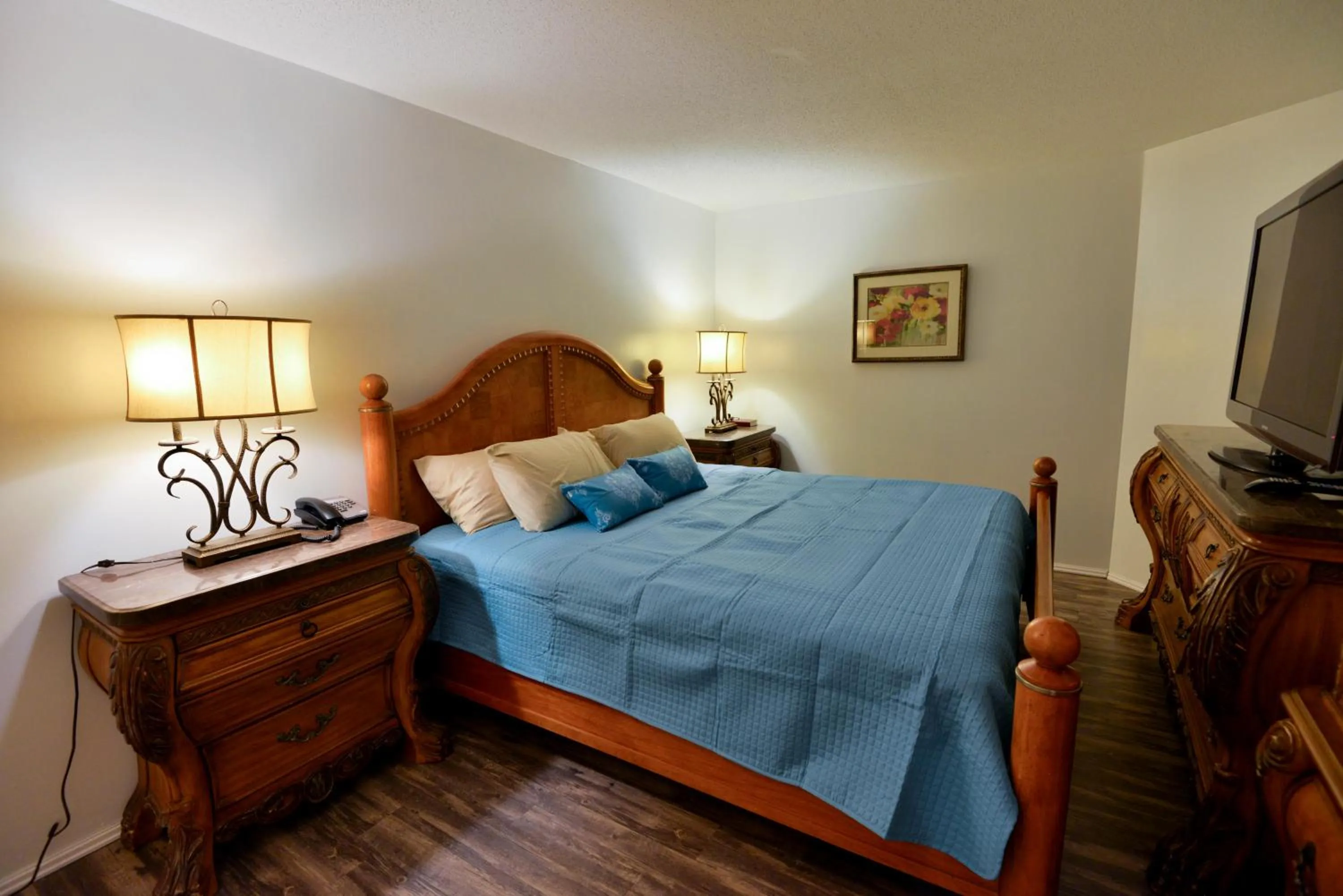 Bed in Deluxe Ocean front One Bedroom suite in Sandy Beach Resort