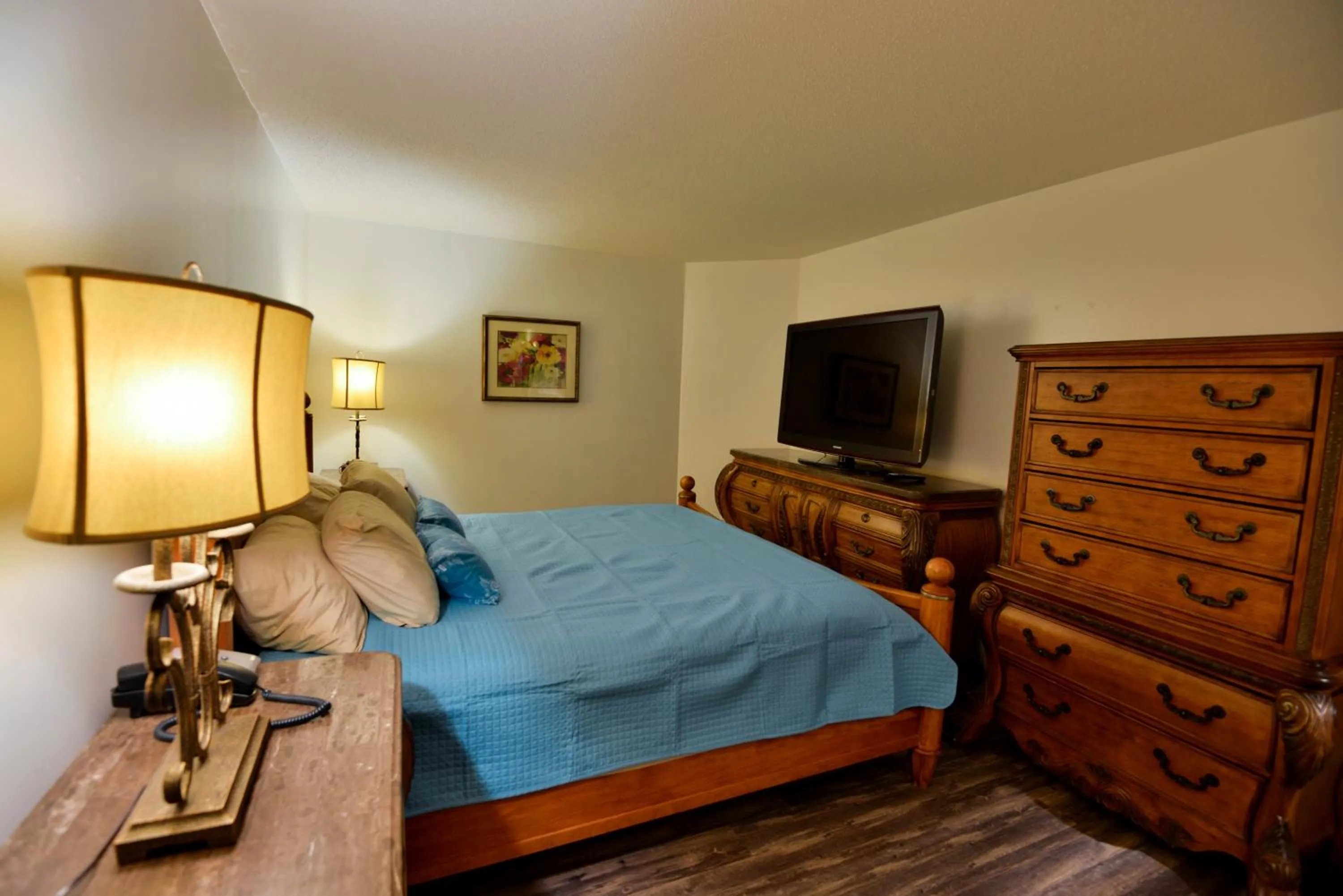 Bed in Deluxe Ocean front One Bedroom suite in Sandy Beach Resort