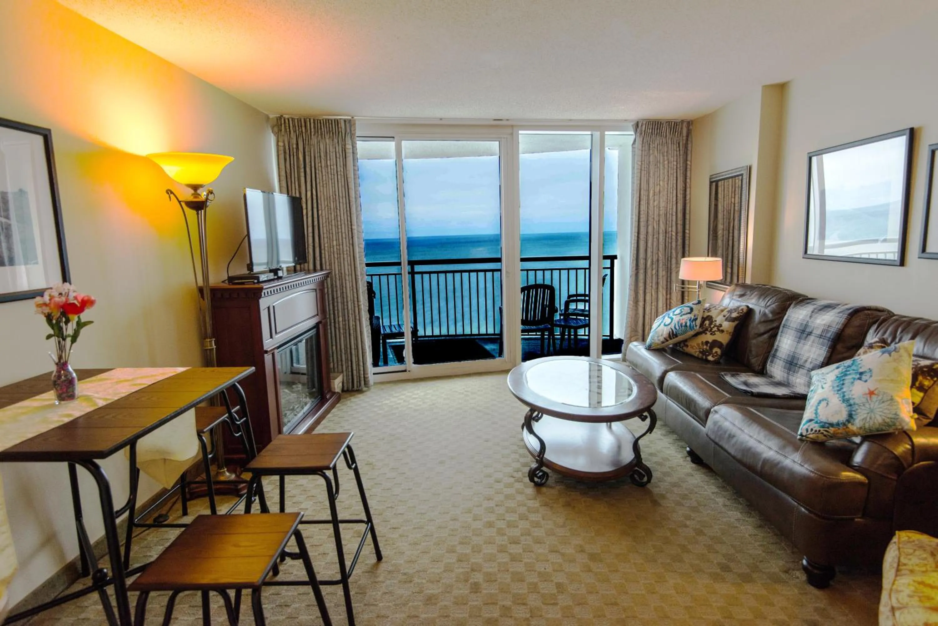 Living room in Deluxe Ocean front One Bedroom suite in Sandy Beach Resort