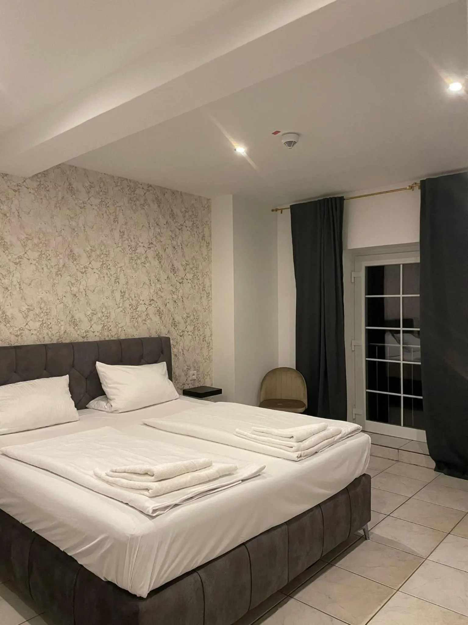 Bed in Vintage Hotel Köln Pulheim - Kostenlose Parkplätze