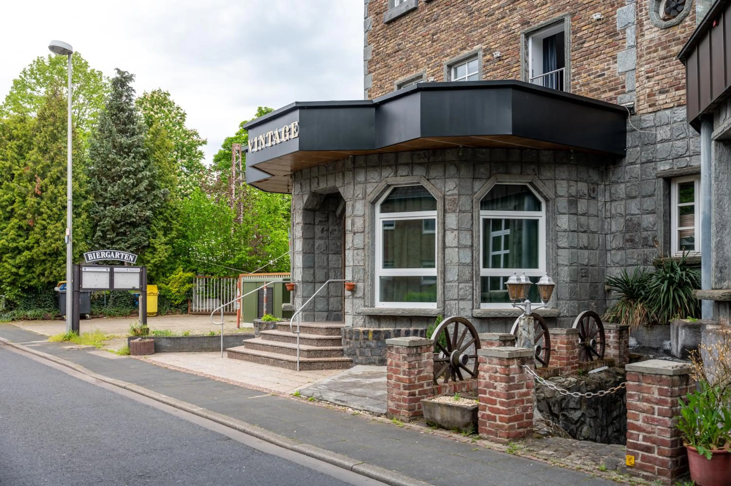 Property building in Vintage Hotel Köln Pulheim - Kostenlose Parkplätze