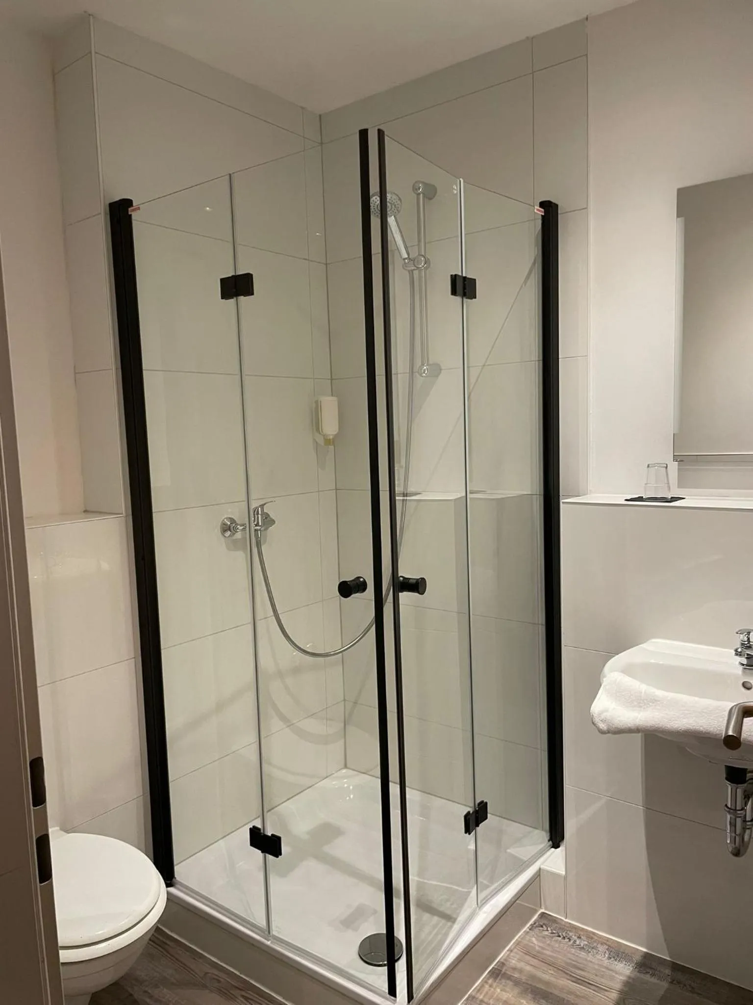 Shower in Vintage Hotel Köln Pulheim - Kostenlose Parkplätze