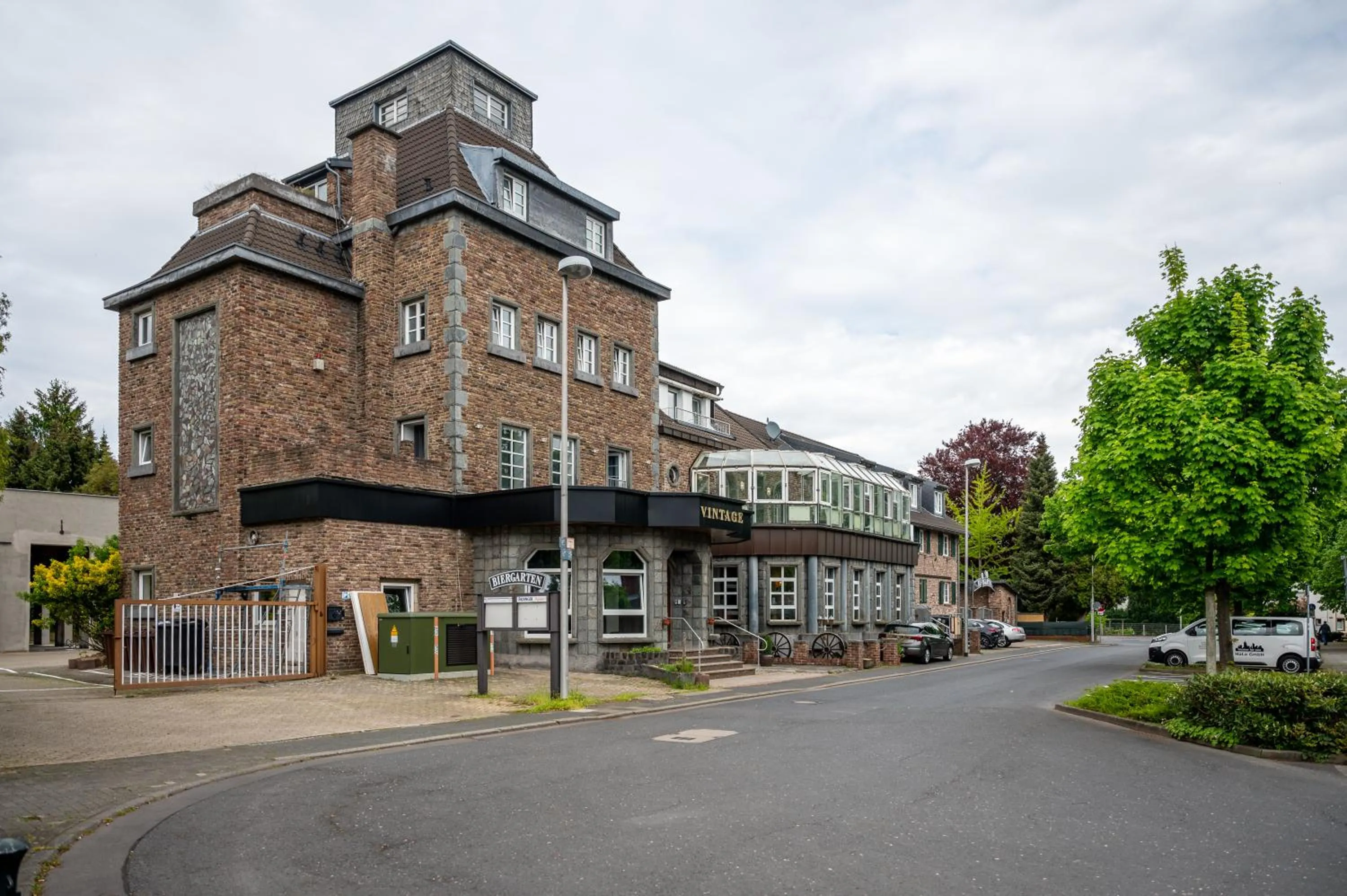 Property building in Vintage Hotel Köln Pulheim - Kostenlose Parkplätze