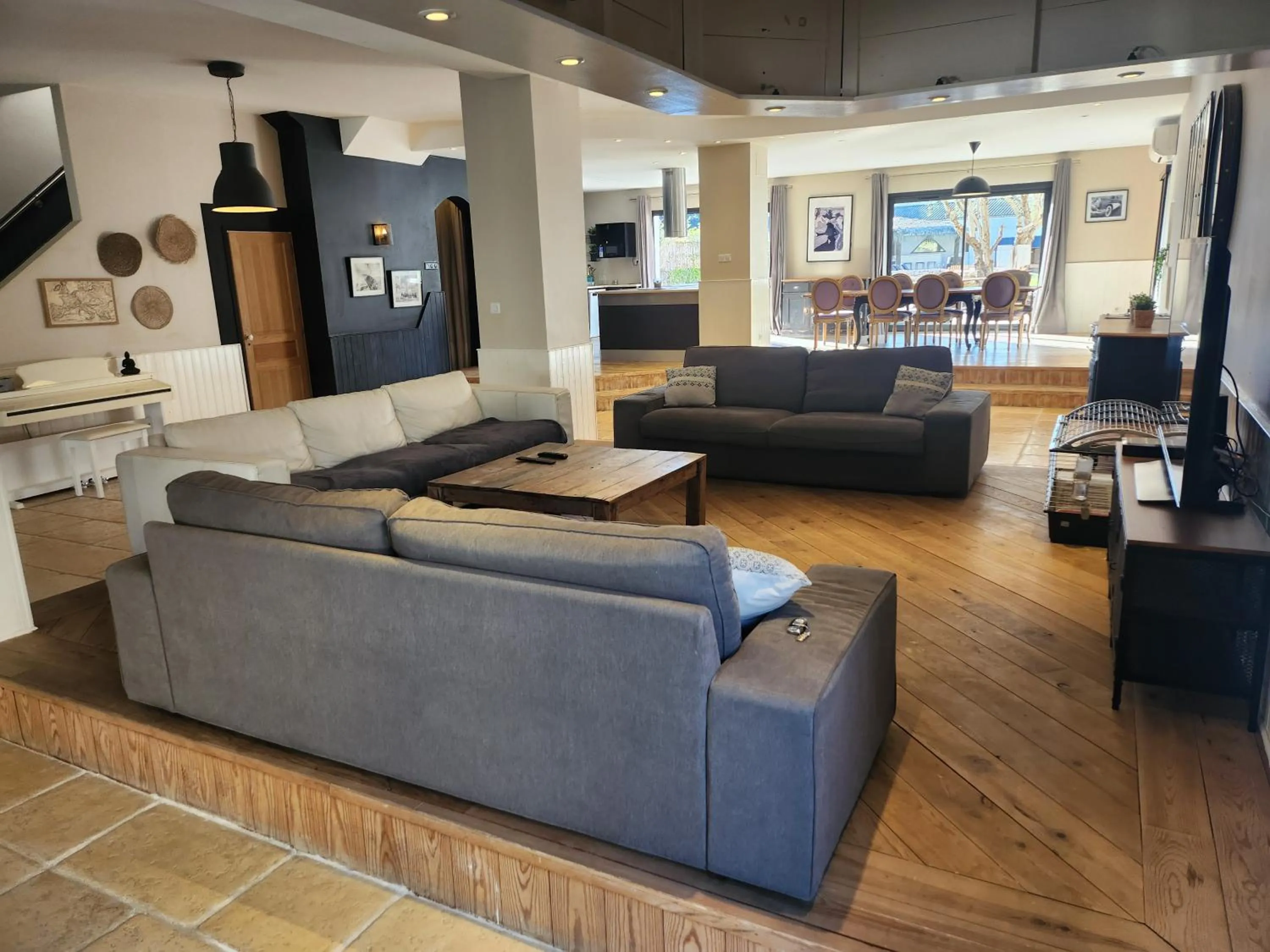 Communal lounge/ TV room in La villa de Fleury