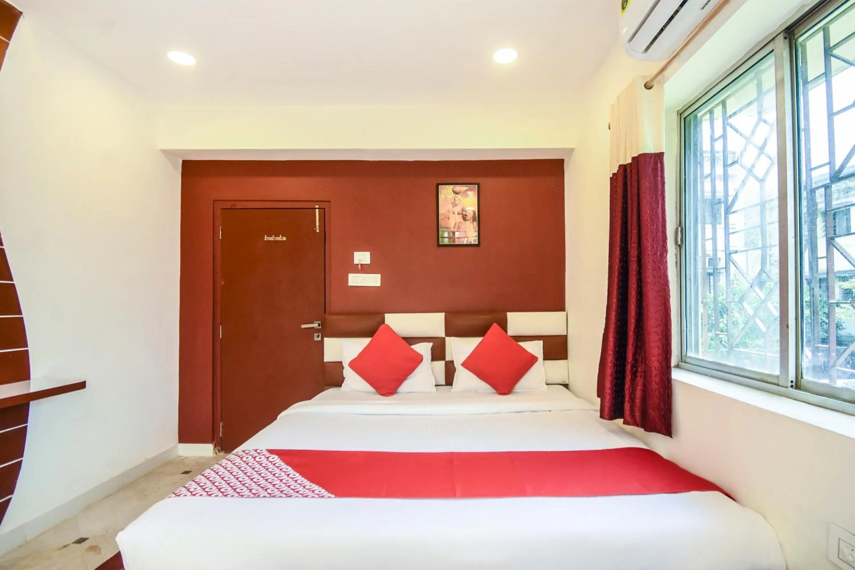 Bedroom, Bed in Super Hotel O Red Stone Near Netaji Subhash Chandra Bose International Airport