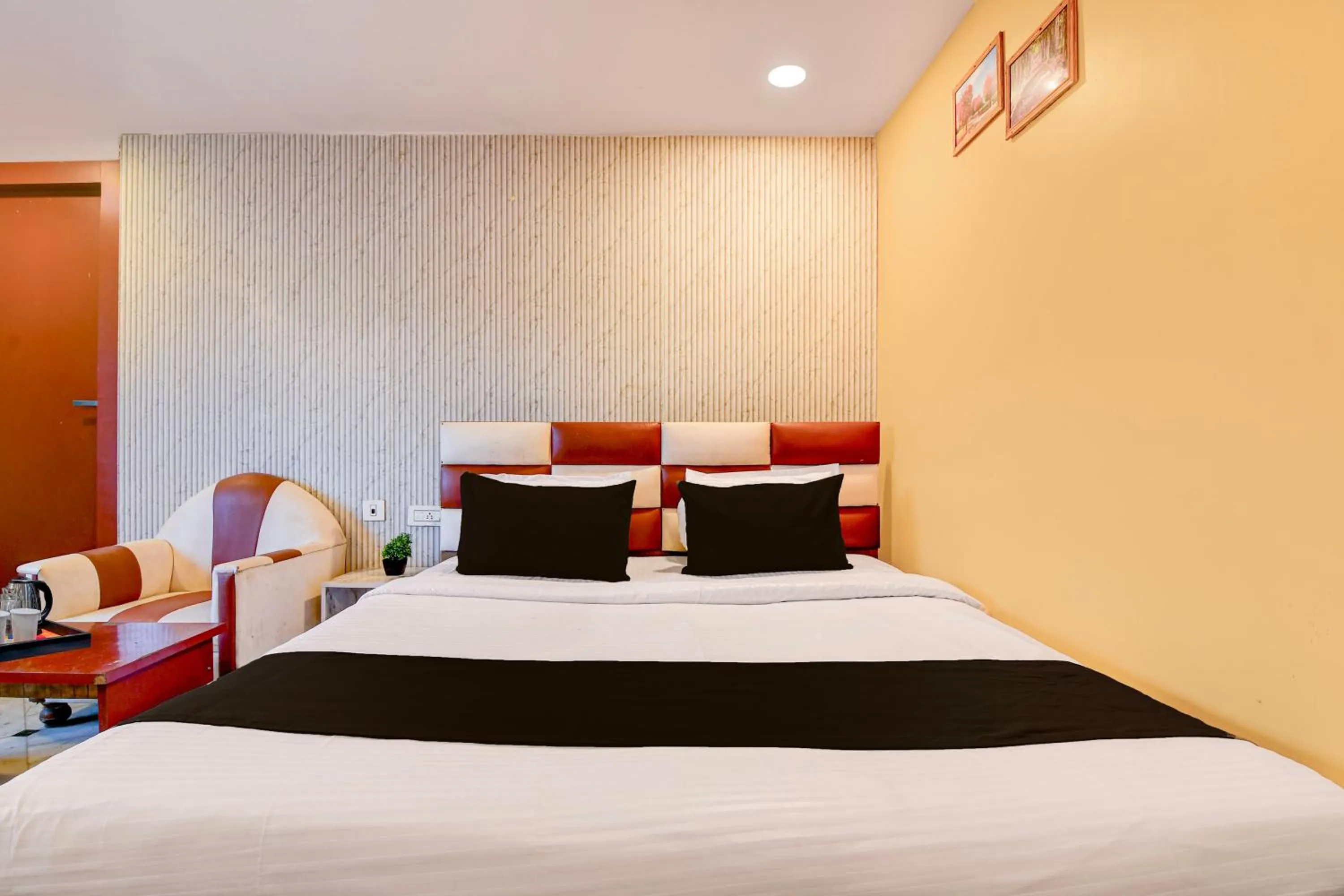 Bedroom, Bed in Super Collection O NSCB Airport Kolkata Formerly Red Stone