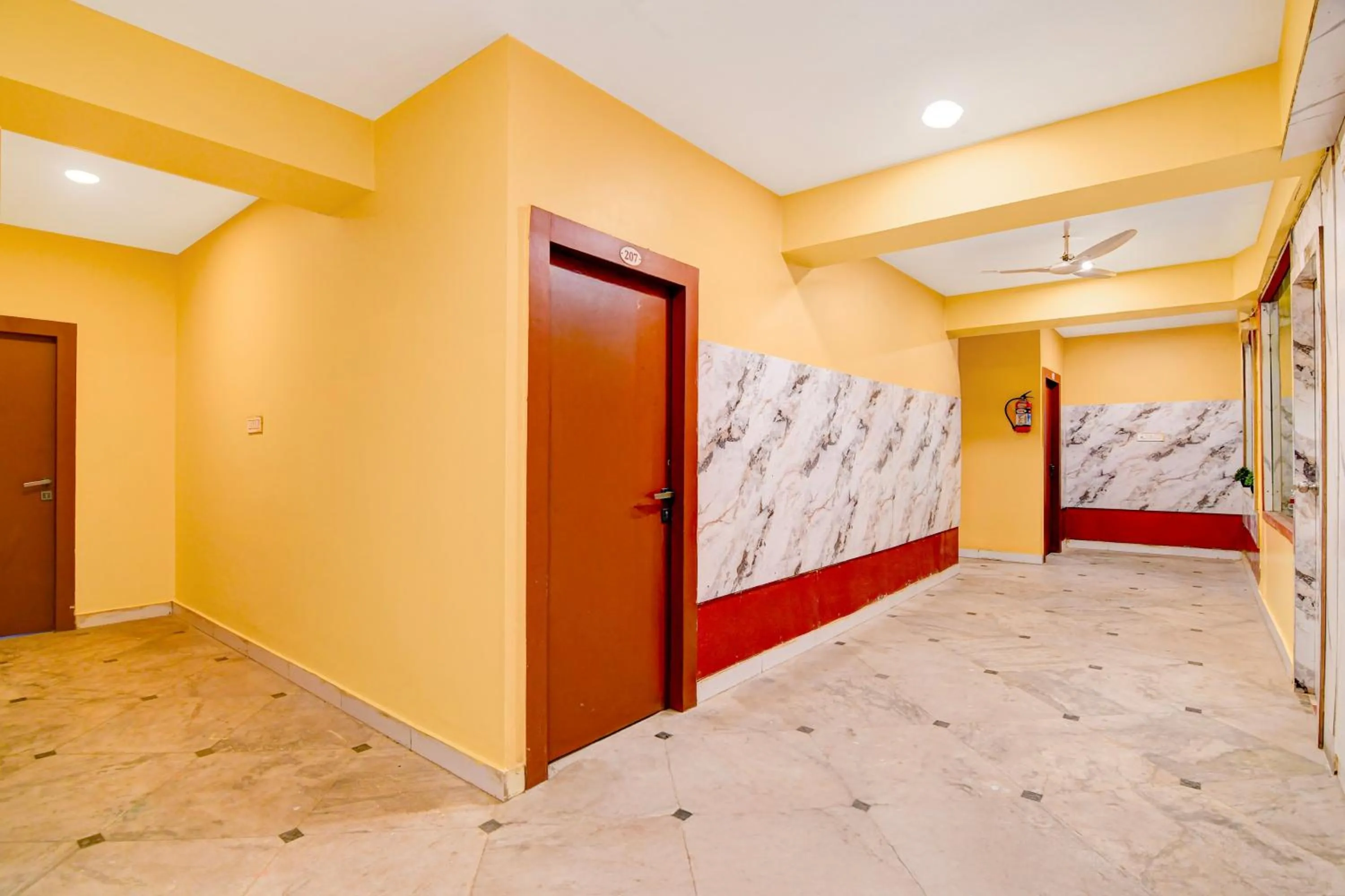 Lobby or reception in Super Collection O NSCB Airport Kolkata Formerly Red Stone