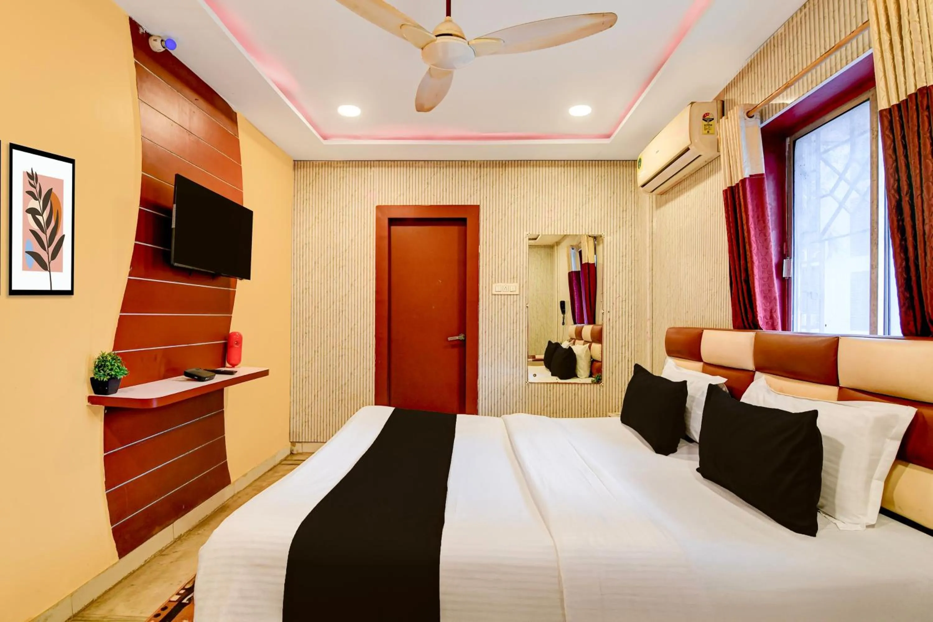 Bedroom, Bed in Super Collection O NSCB Airport Kolkata Formerly Red Stone