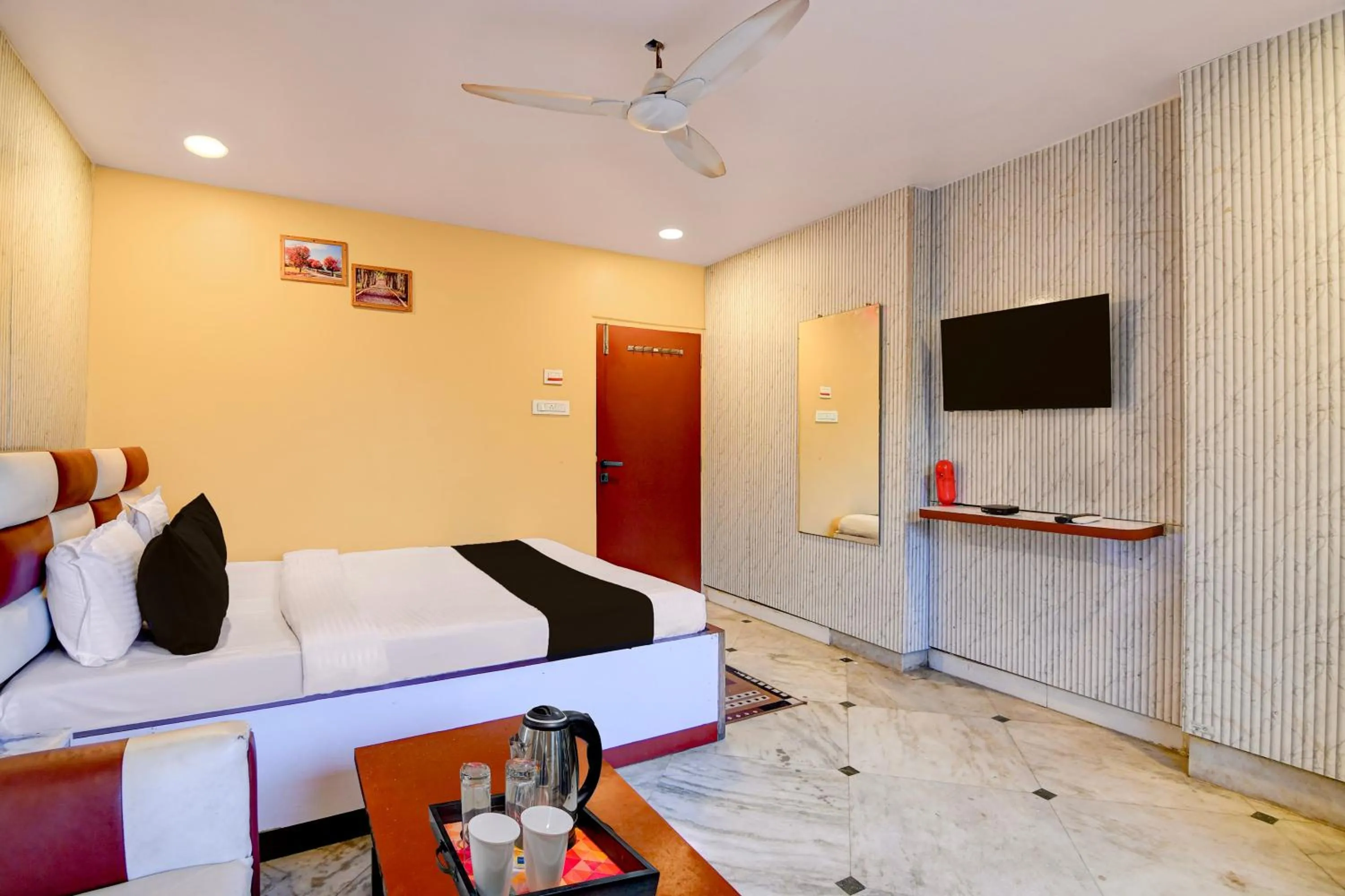 Bedroom, Bed in Super Collection O NSCB Airport Kolkata Formerly Red Stone