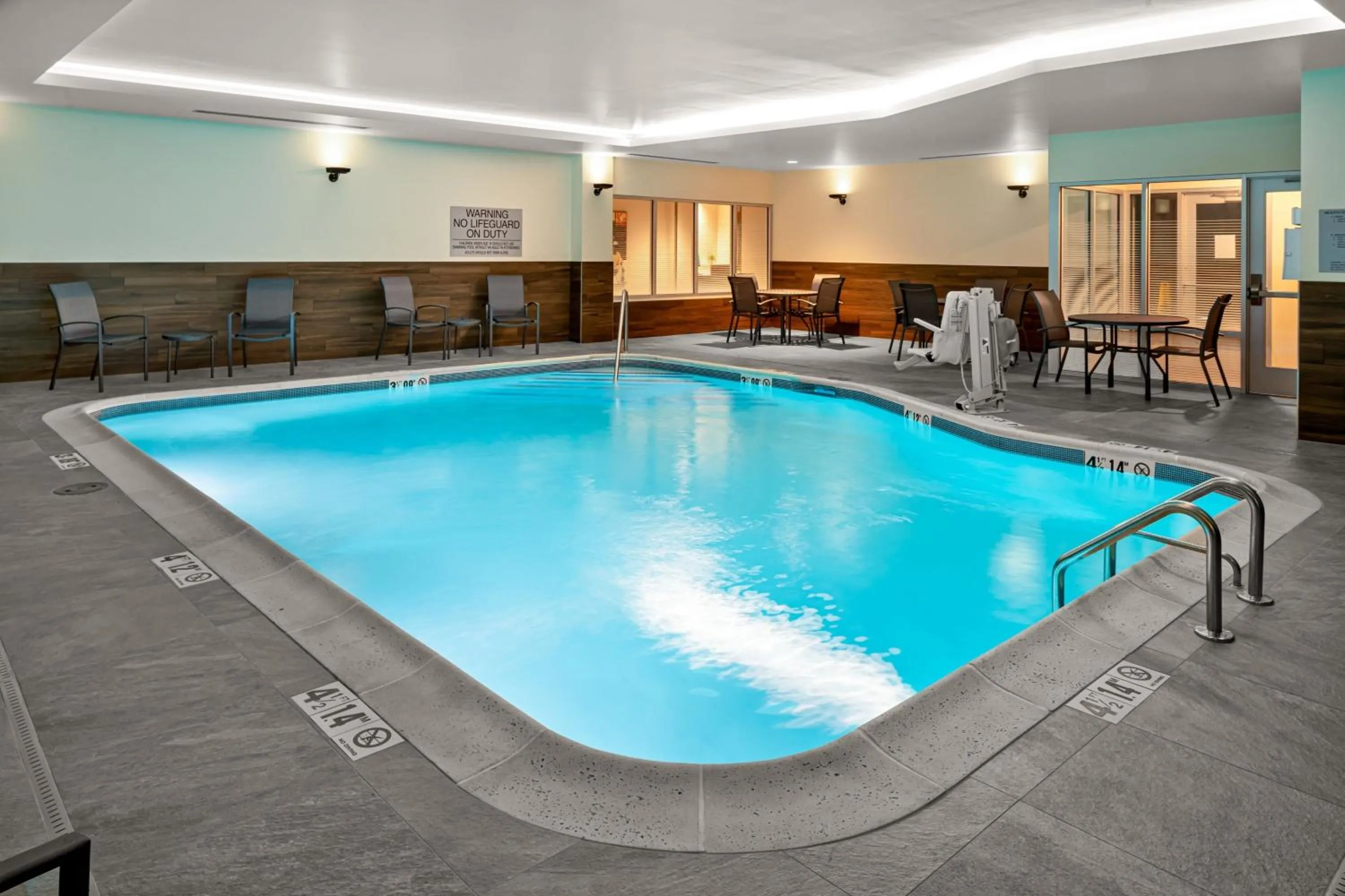 Swimming pool in Fairfield by Marriott Inn & Suites Somerset