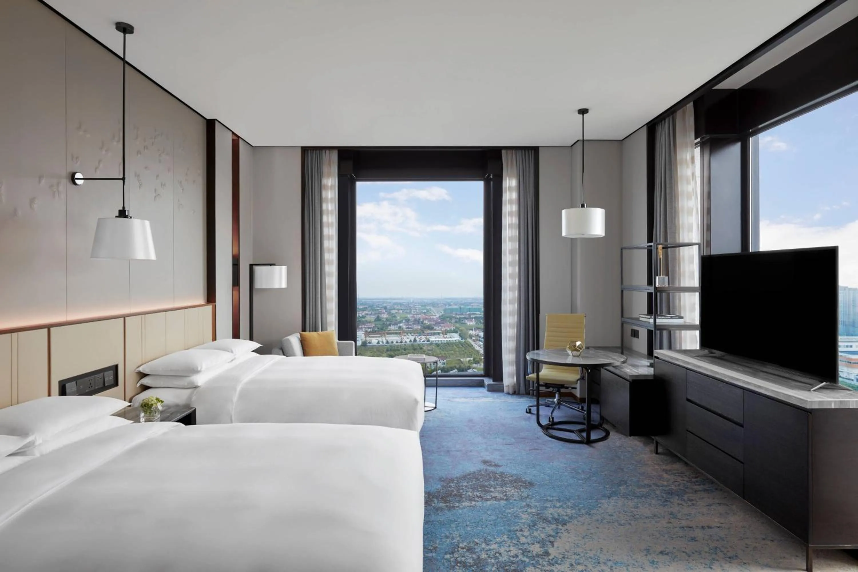 Photo of the whole room, Bed in Shanghai Marriott Hotel Pudong South