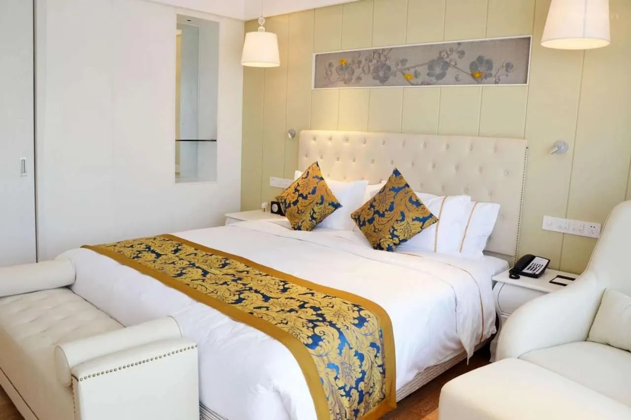 Bed in Wyndham Garden Lingshui
