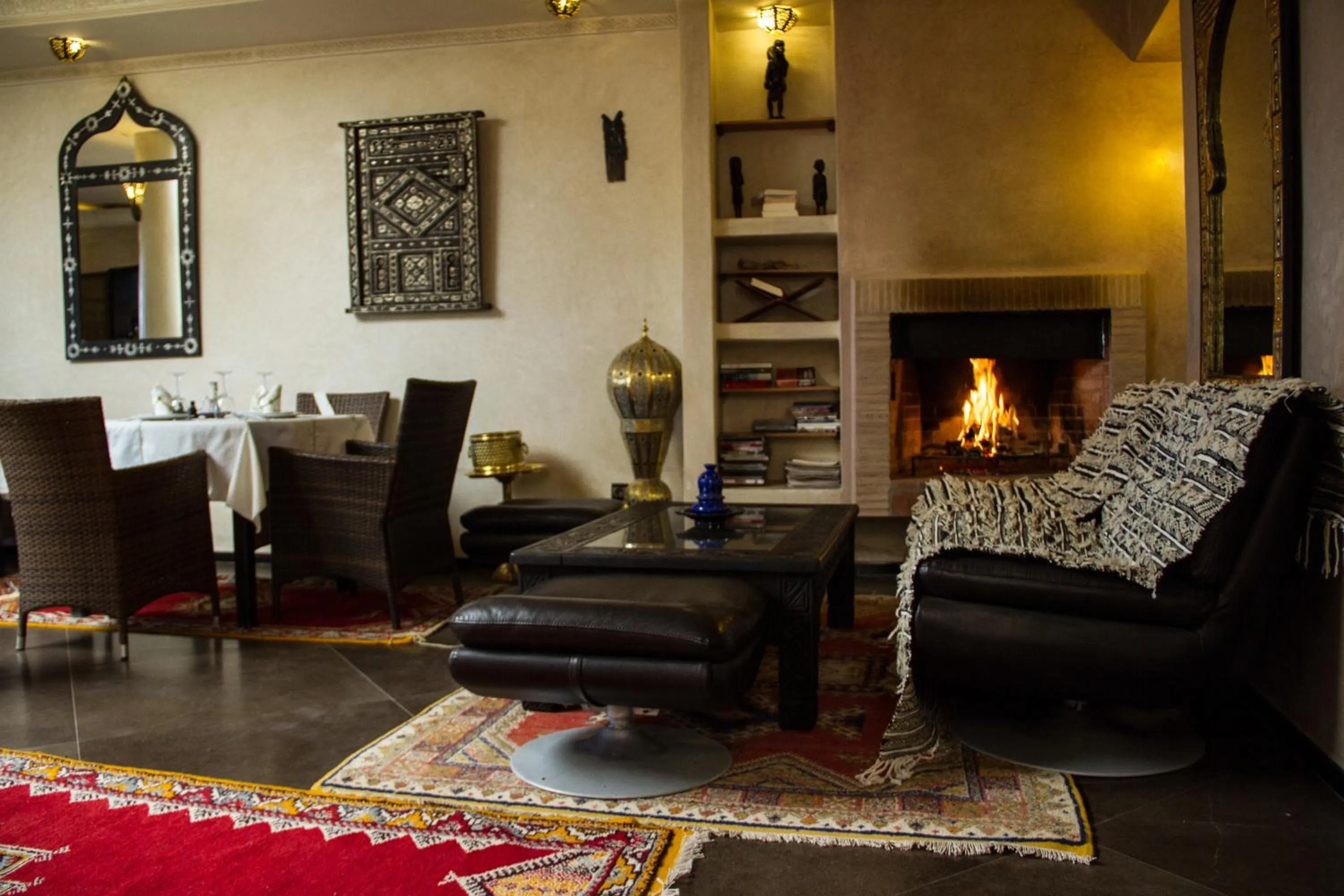 Communal lounge/ TV room in Riad Tama & spa