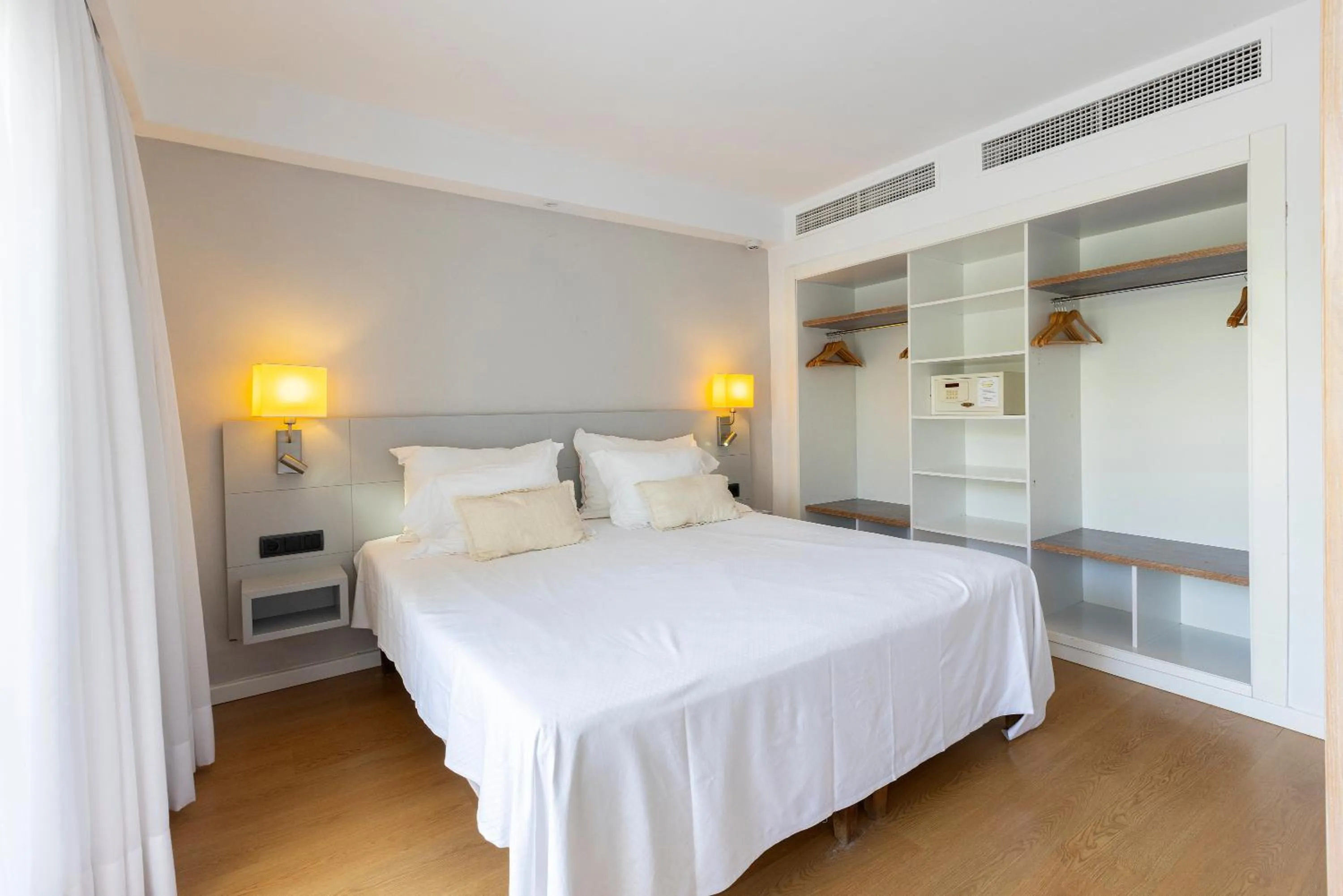 Bed in Hipotels Apartamentos Cala Bona