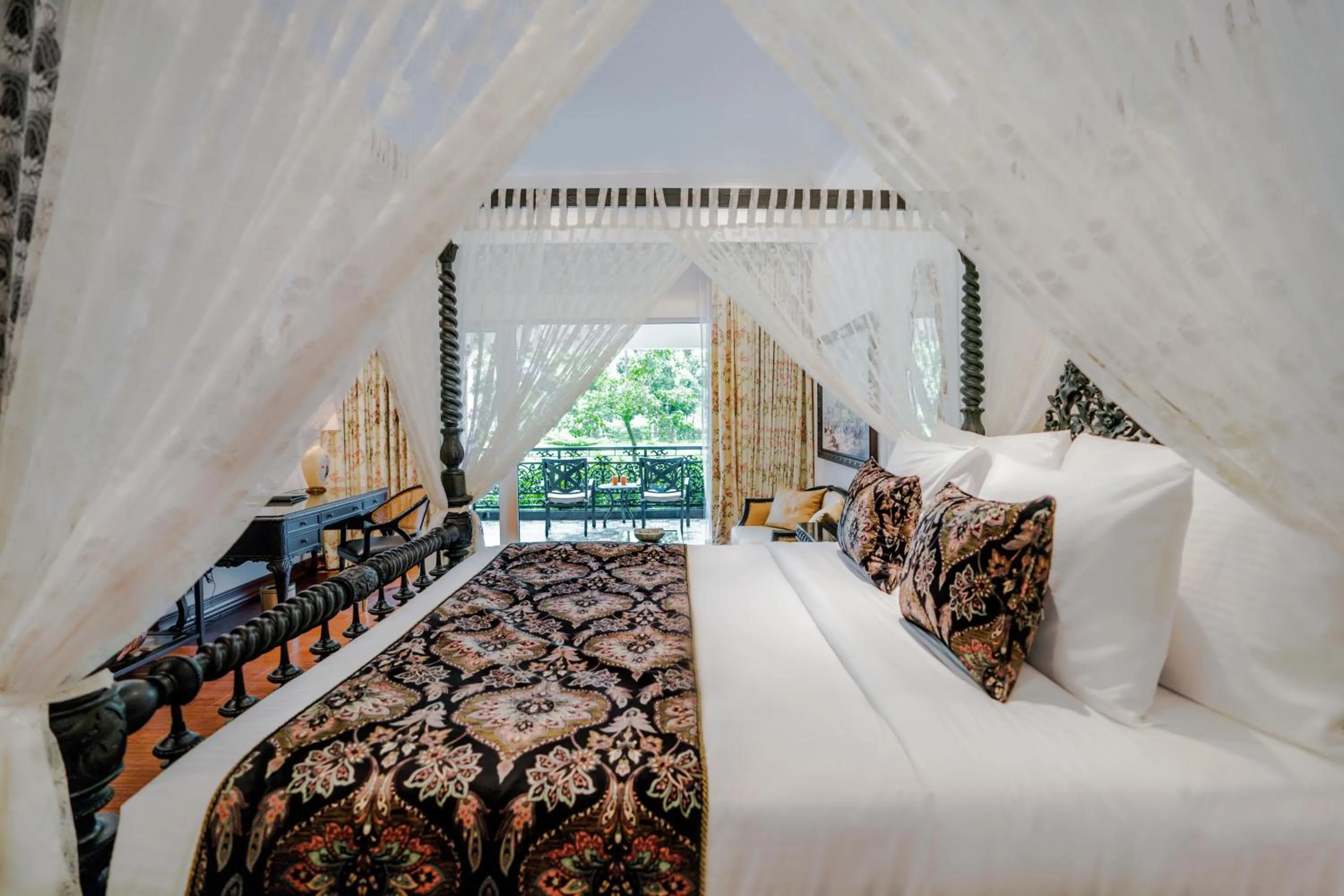 Bed in MAYFAIR Tea Resort