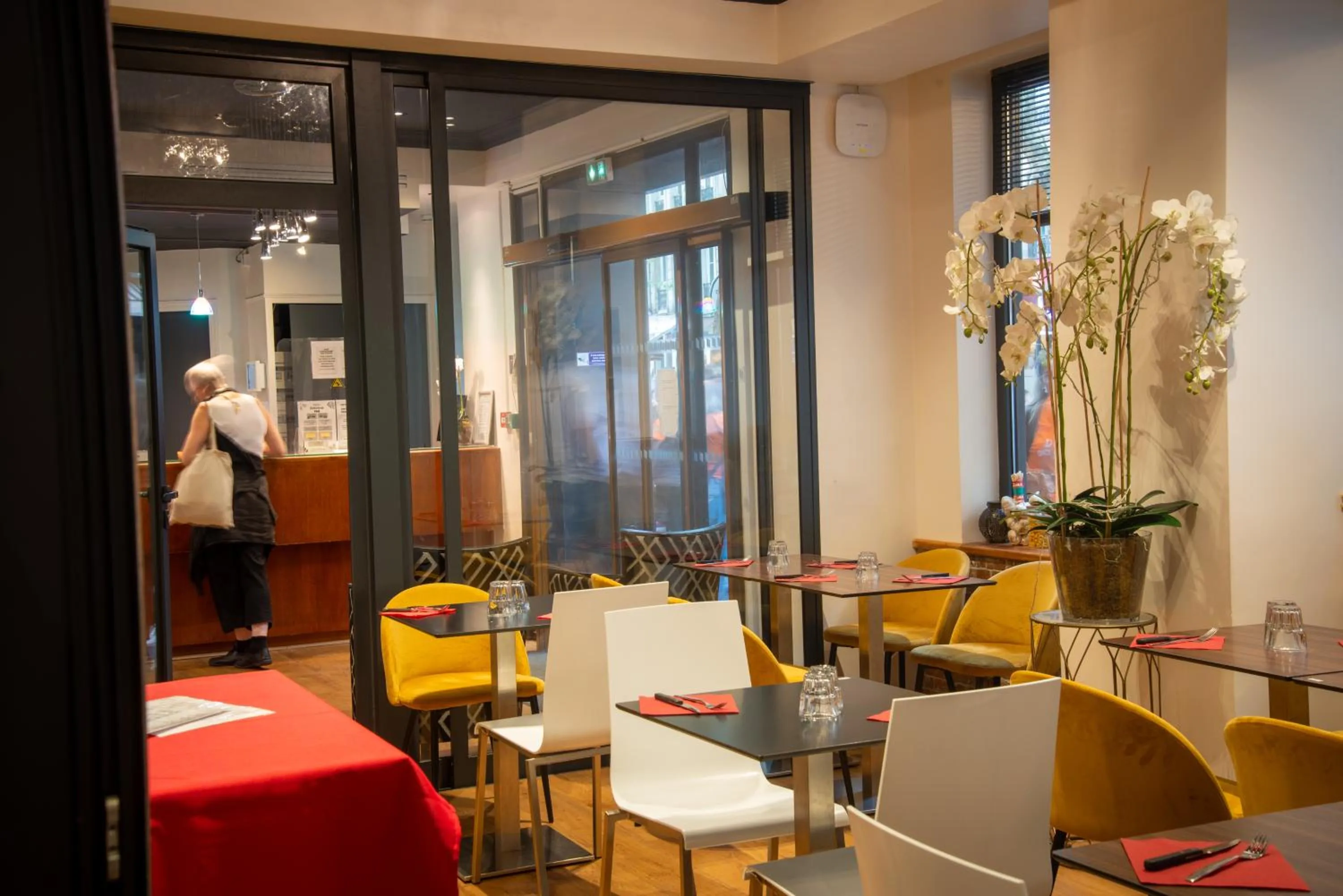 Restaurant/places to eat in City Inn Paris