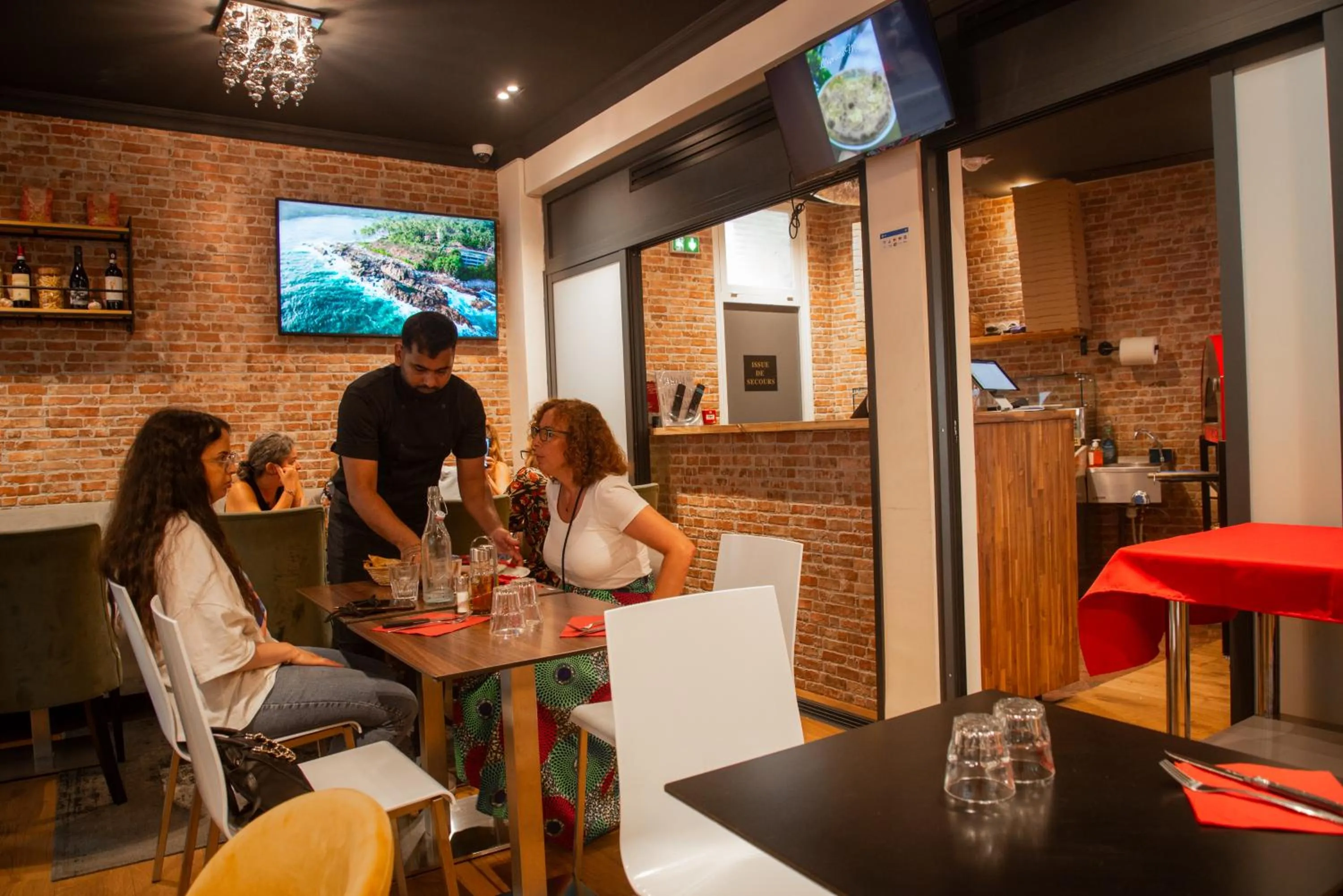 Restaurant/places to eat in City Inn Paris