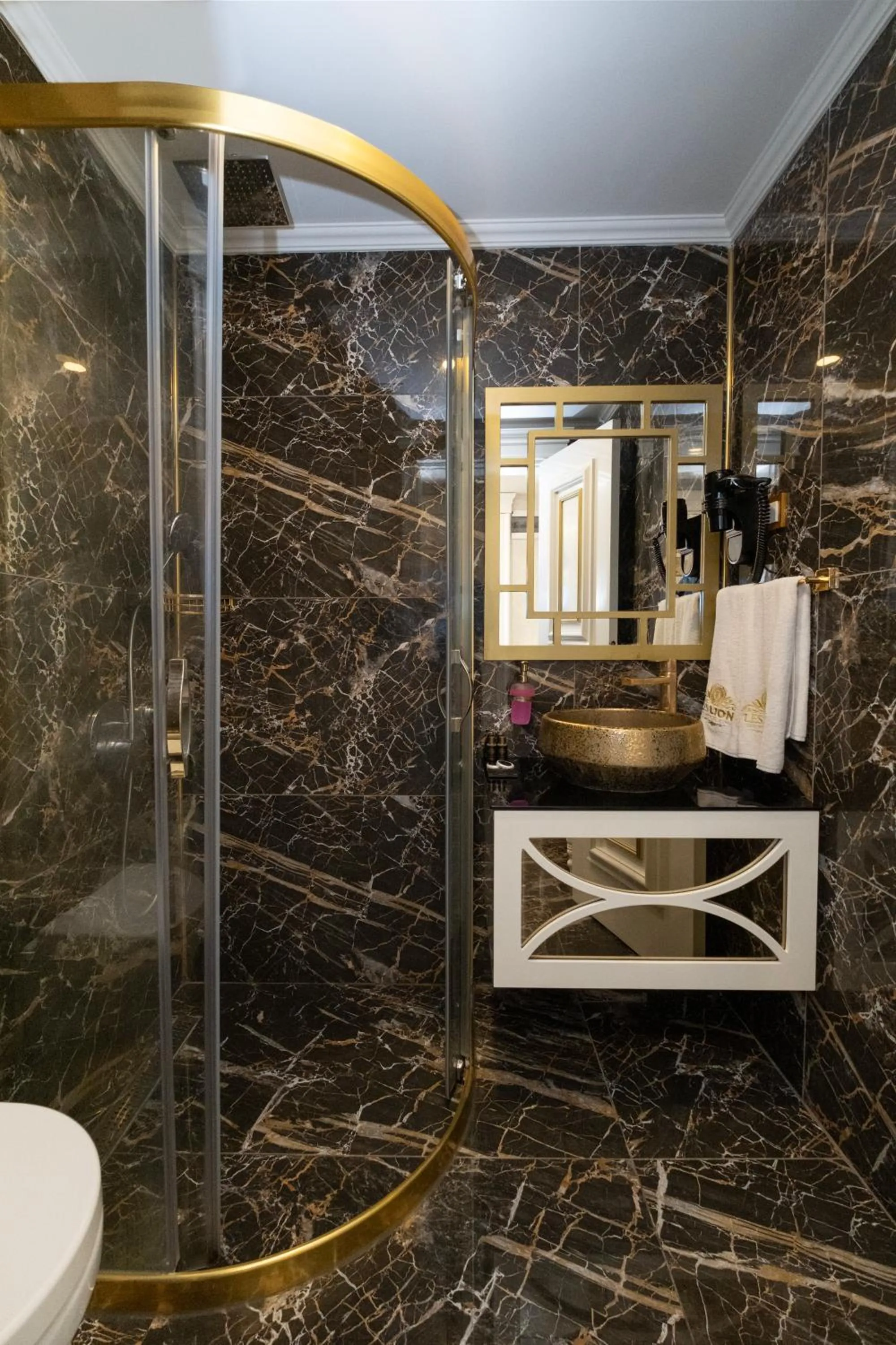 Leslion Luxury Hotel