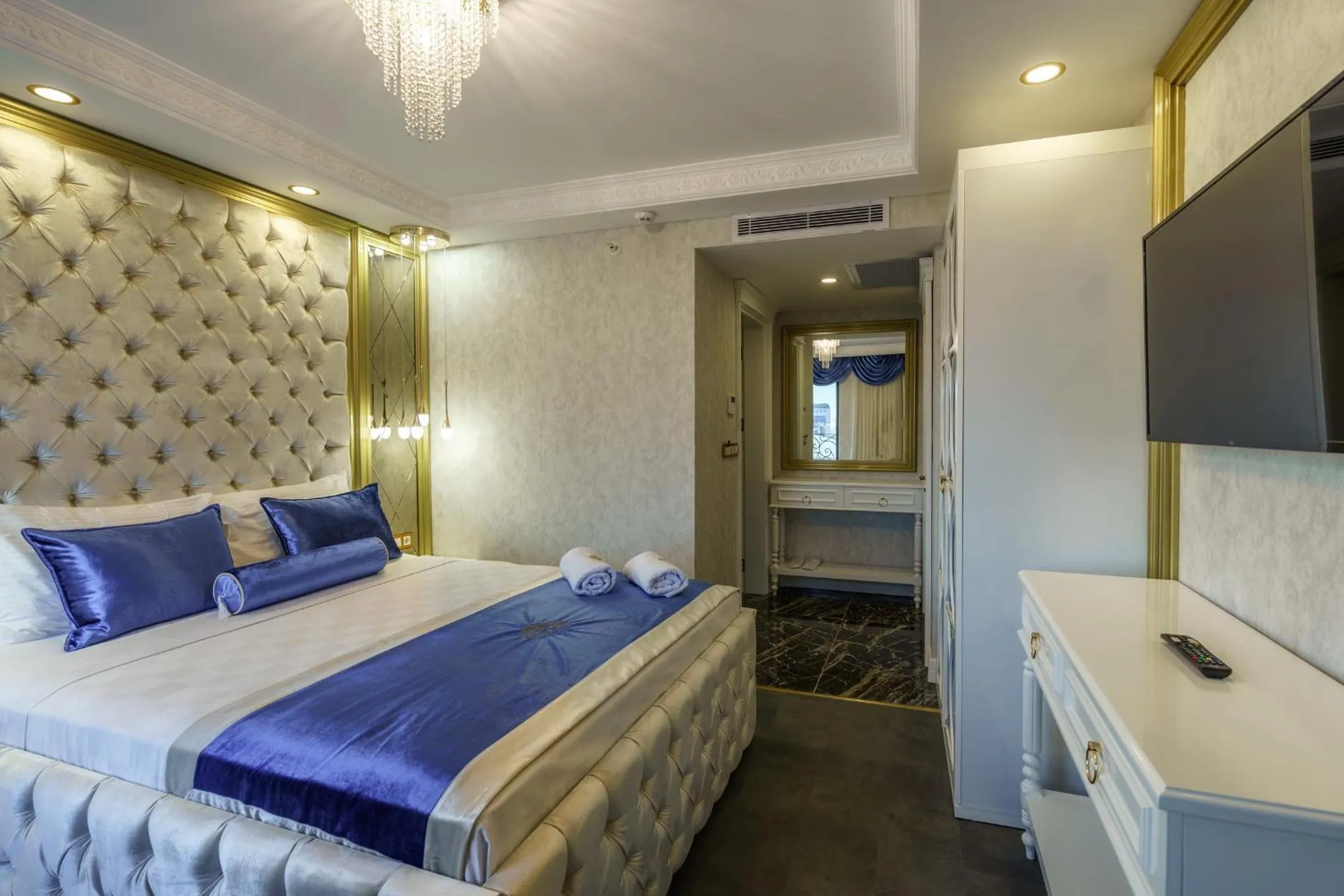 Bedroom, Bed in Leslion Luxury Hotel