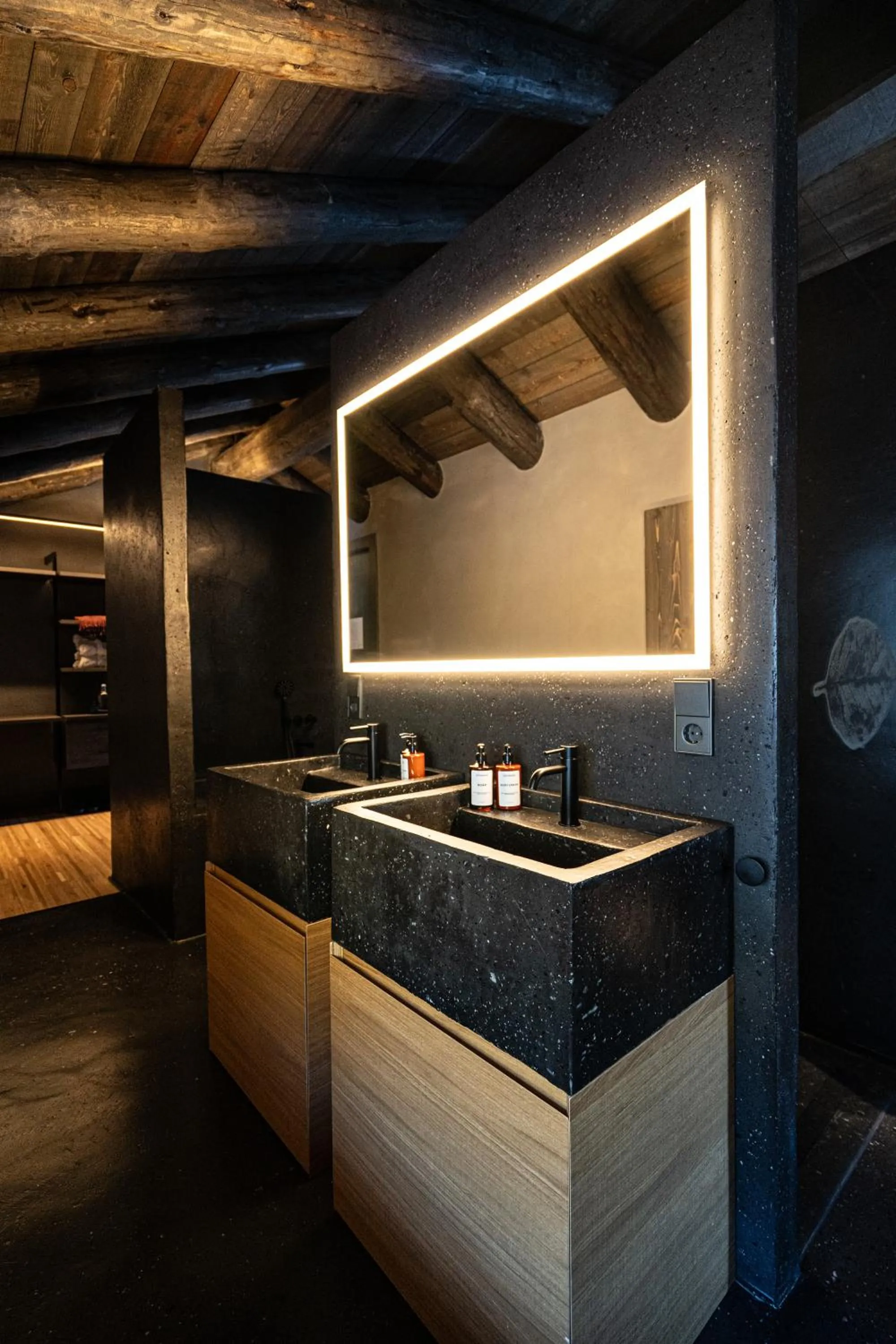 Bathroom in Les Pardines 1819 Mountain suites & SPA