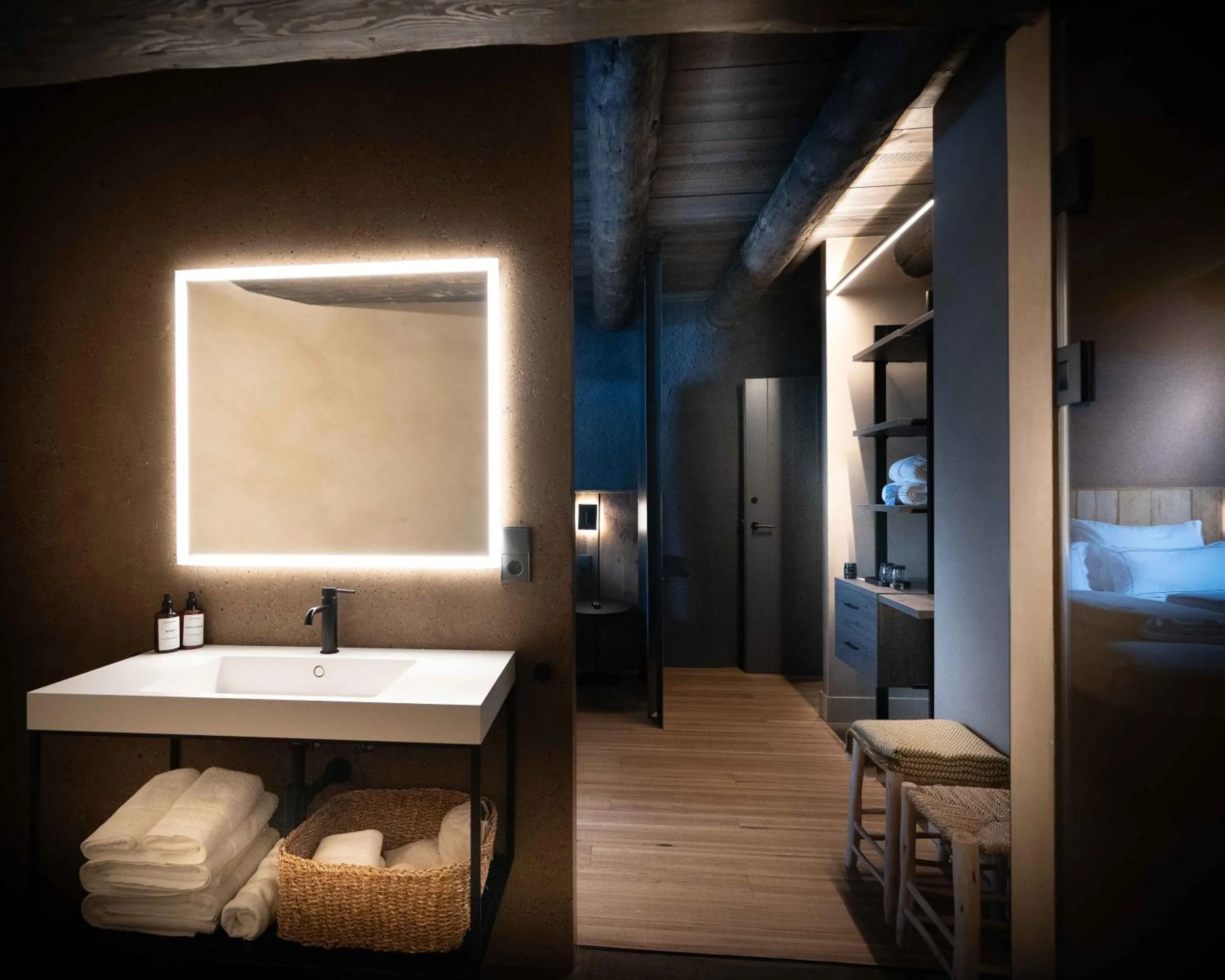 Bathroom, Bed in Les Pardines 1819 Mountain suites & SPA