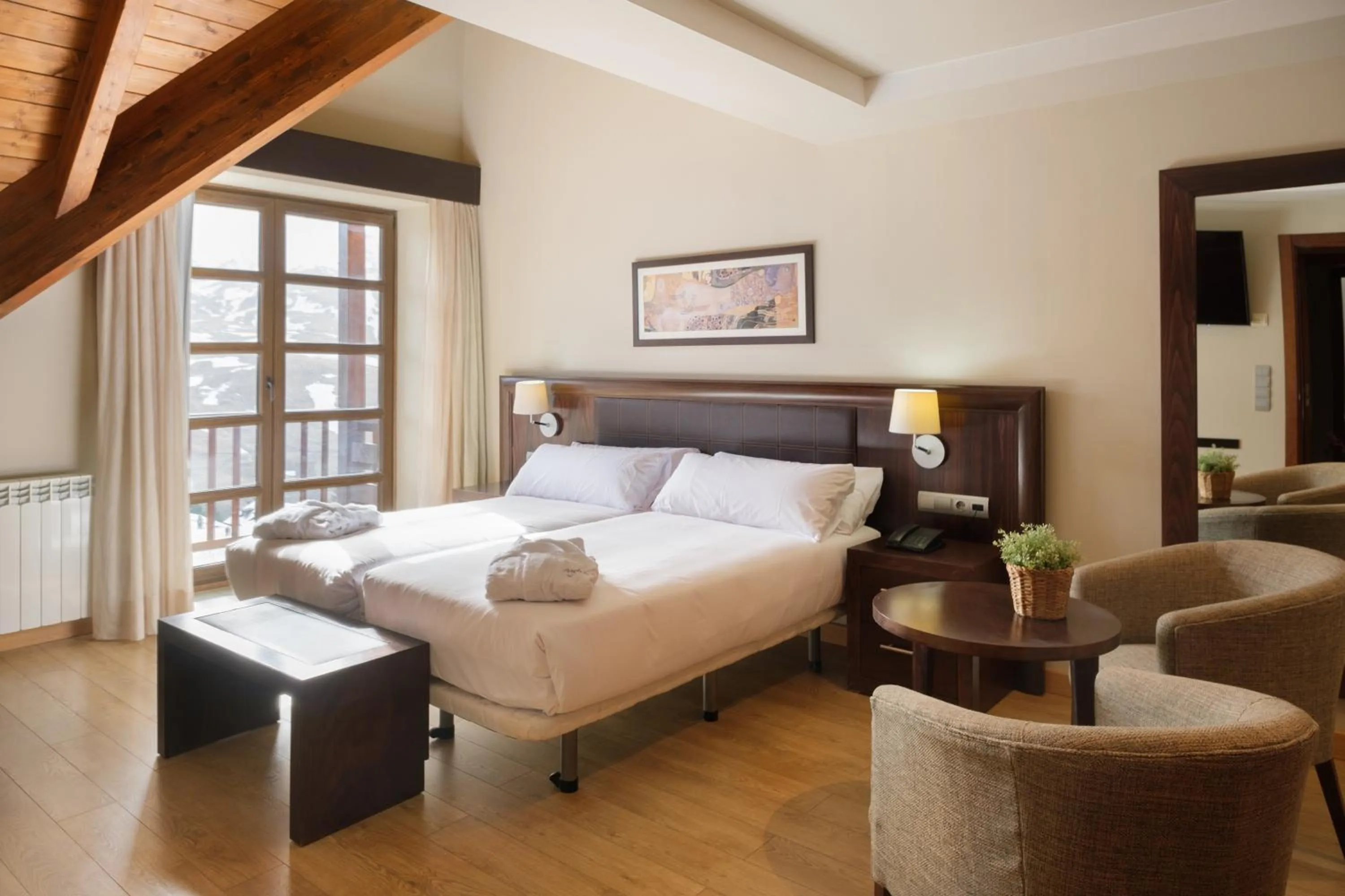 Photo of the whole room in SNÖ Aragon Hills