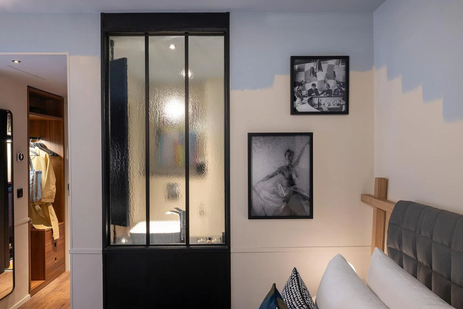 Decorative detail, Bed in Les Artistes