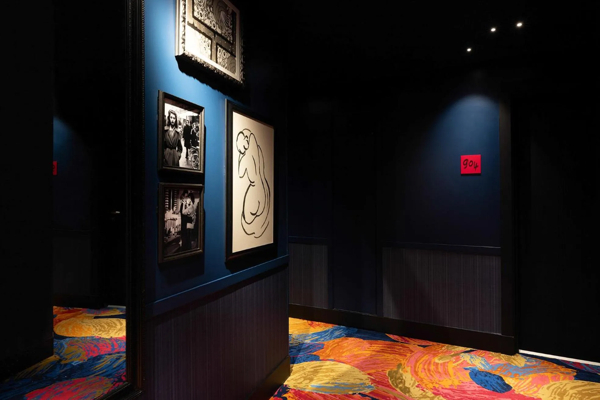 Decorative detail in Les Artistes