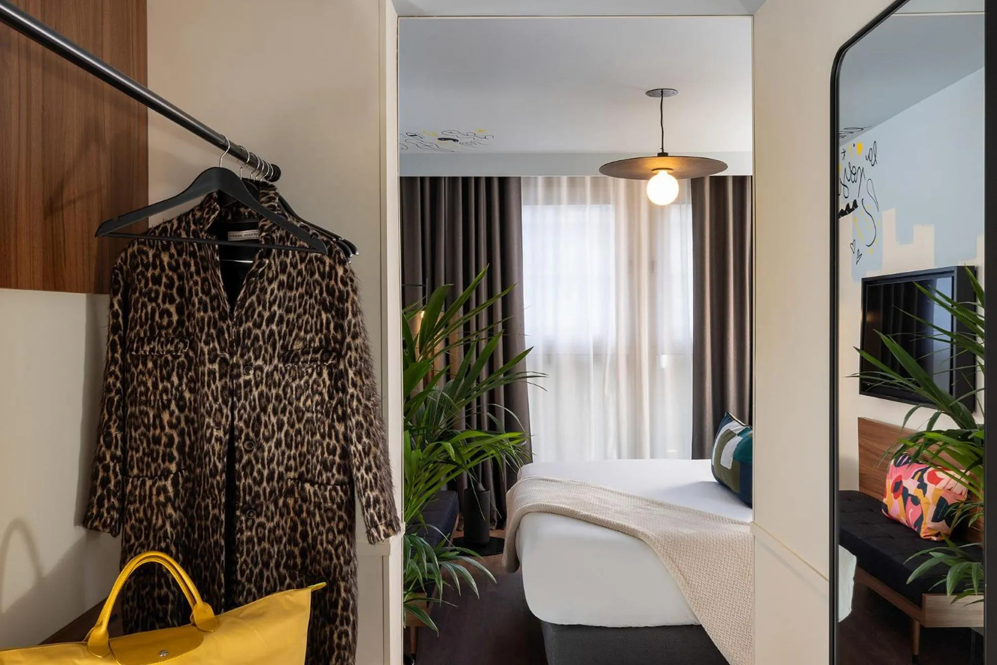 wardrobe, Bed in Les Artistes