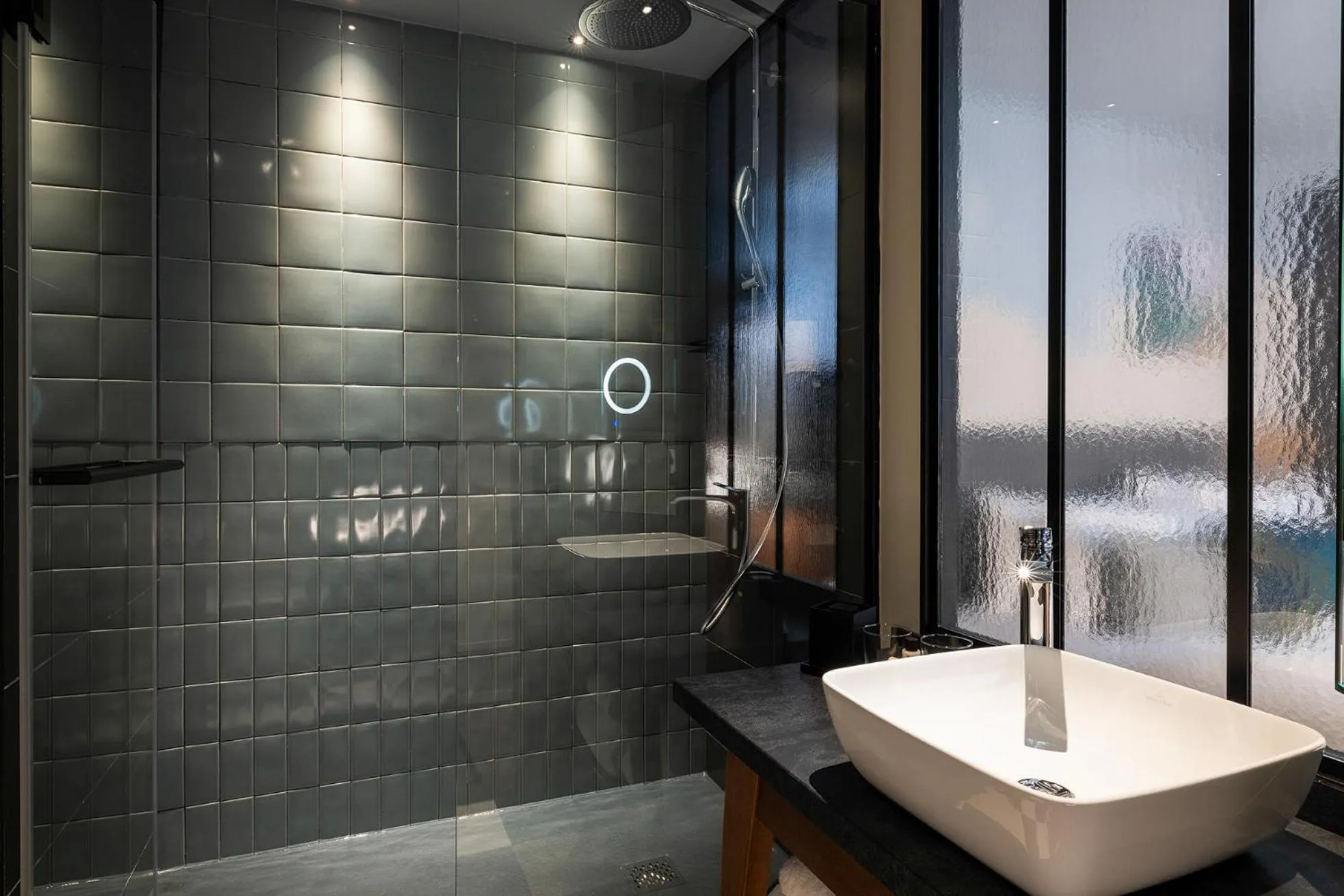 Shower in Les Artistes