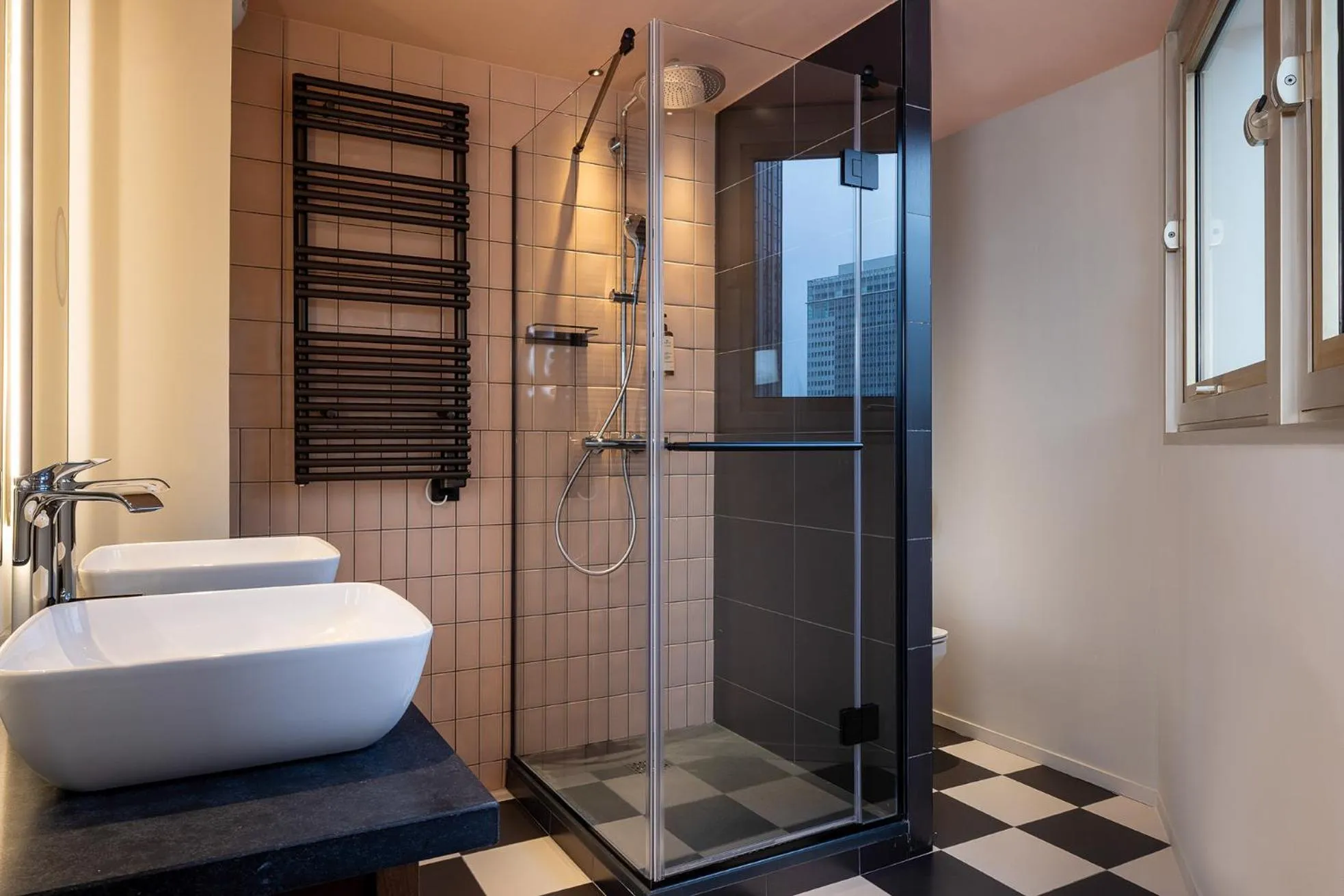 Shower in Les Artistes