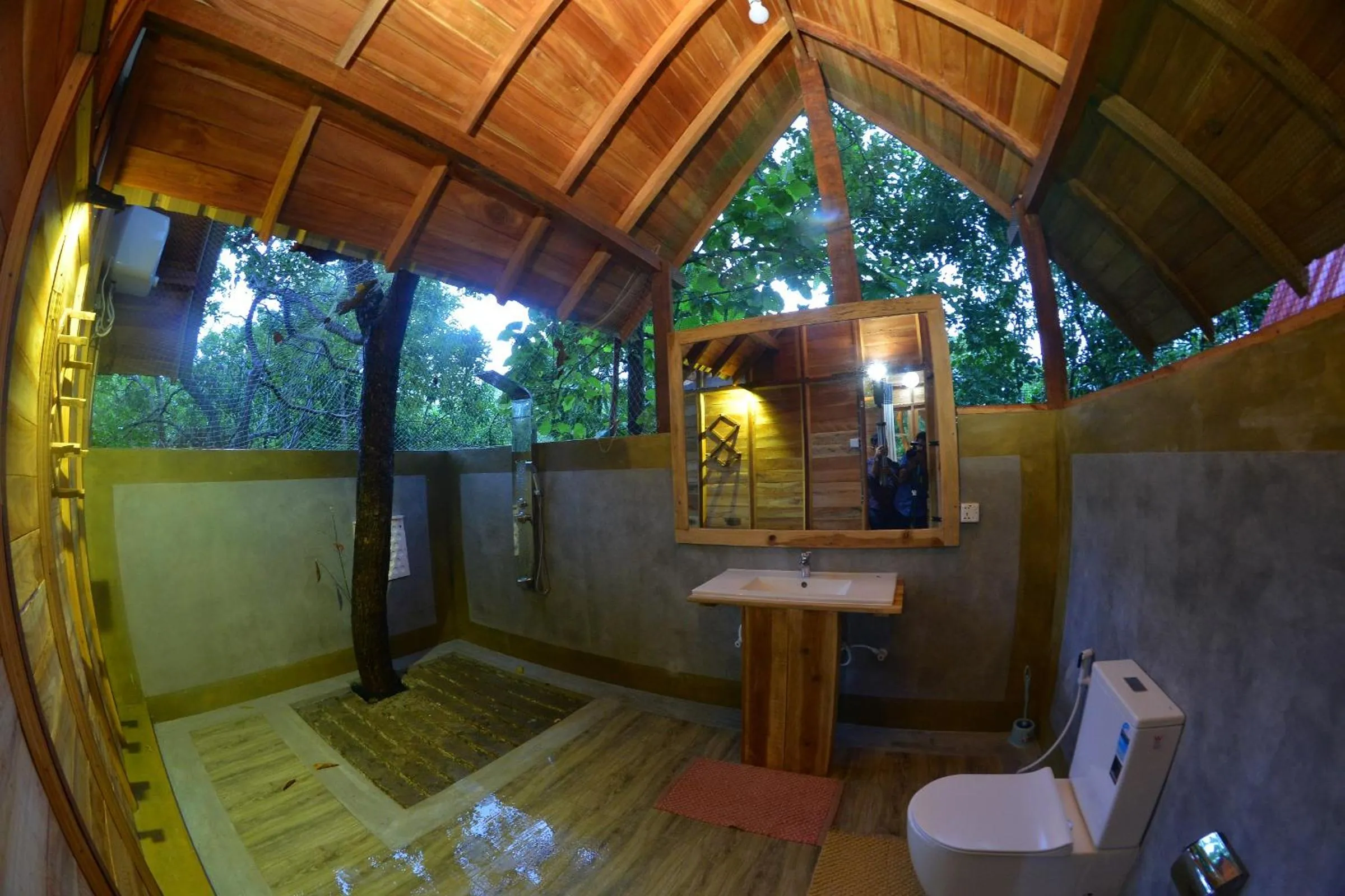 Bathroom in Habarana Tree house Mutu village