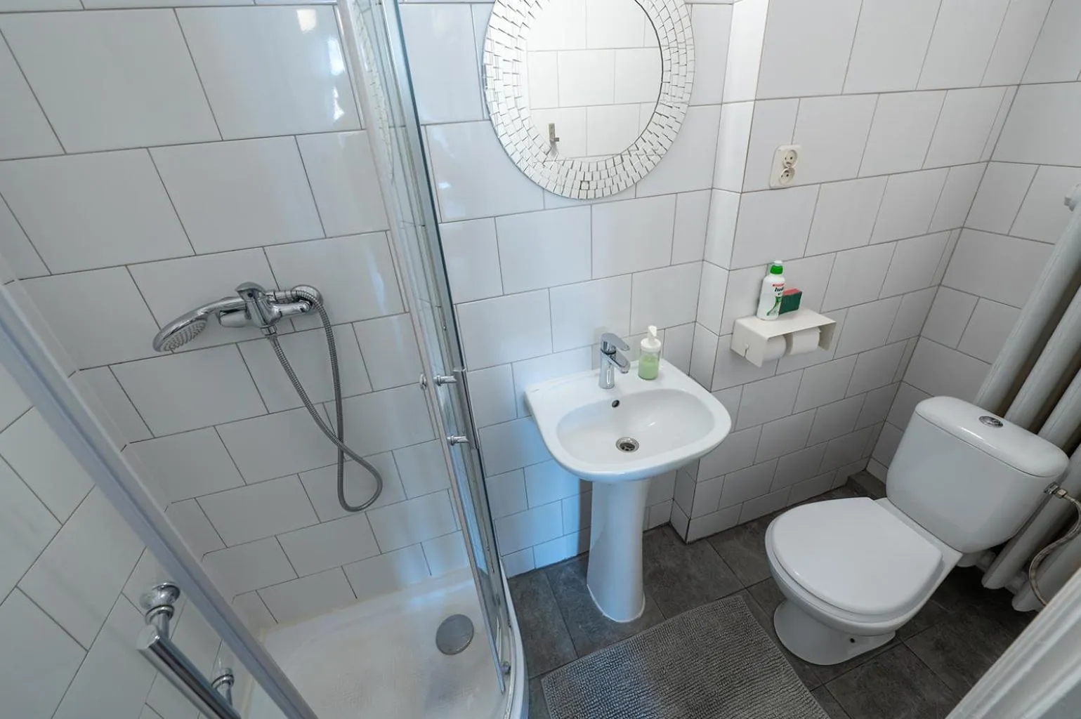 Bathroom in Trzy Kafki Private Rooms