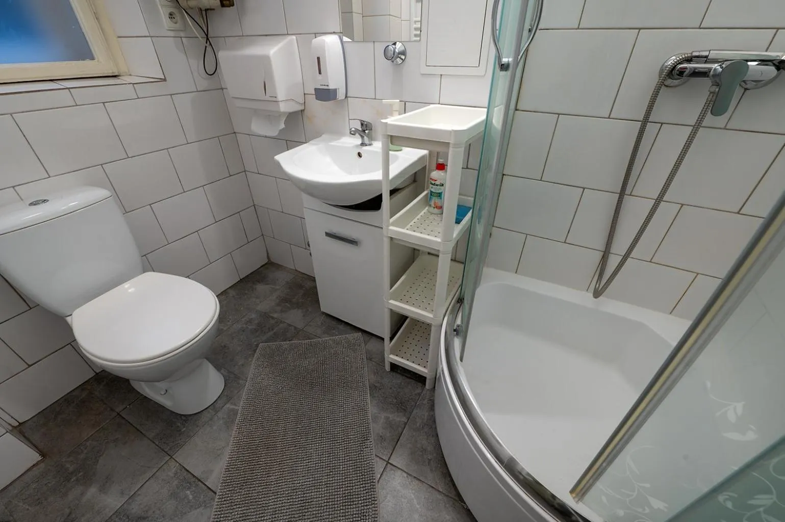 Bathroom in Trzy Kafki Private Rooms