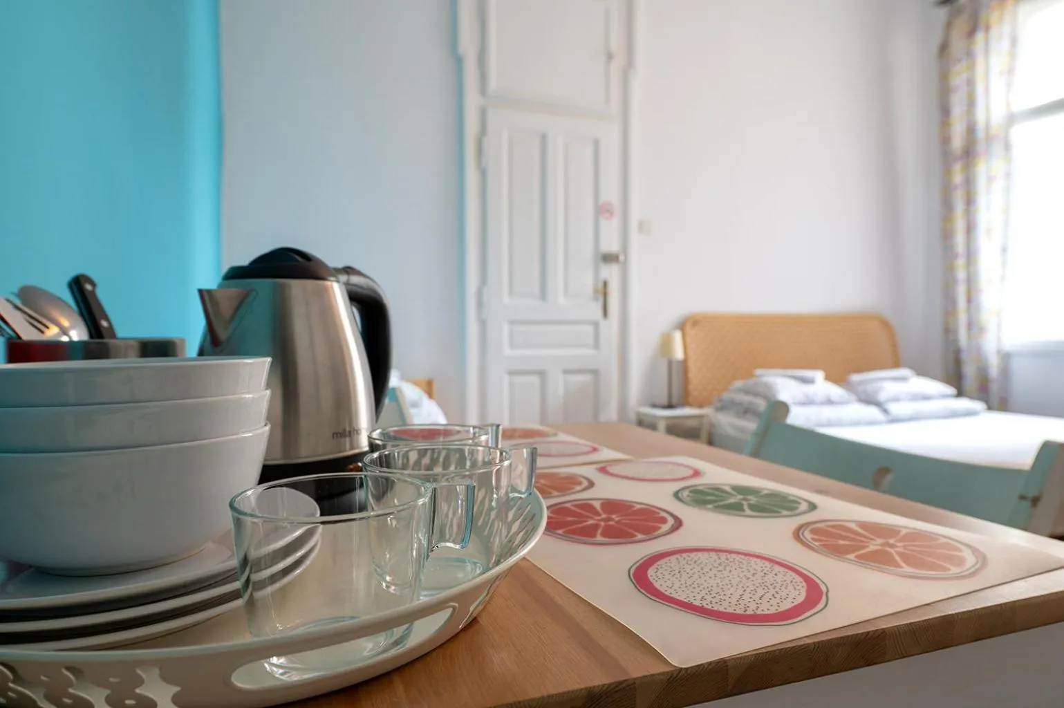 Coffee/tea facilities, Bed in Trzy Kafki Private Rooms