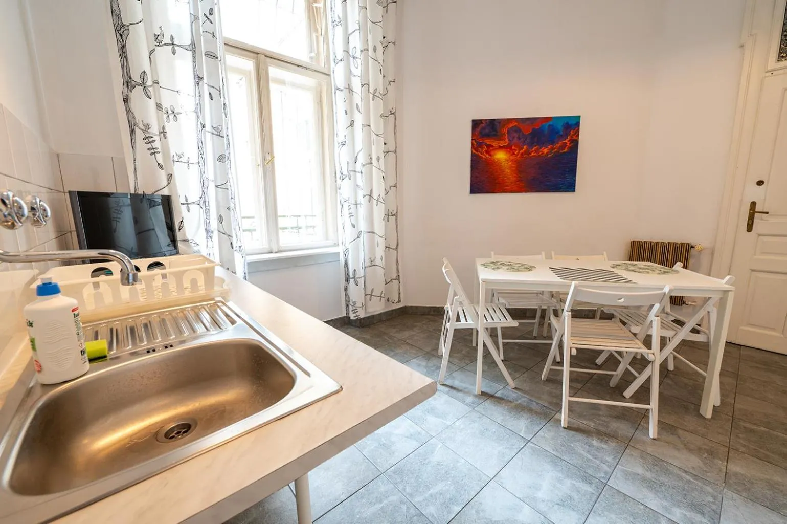 Kitchen or kitchenette in Trzy Kafki Private Rooms