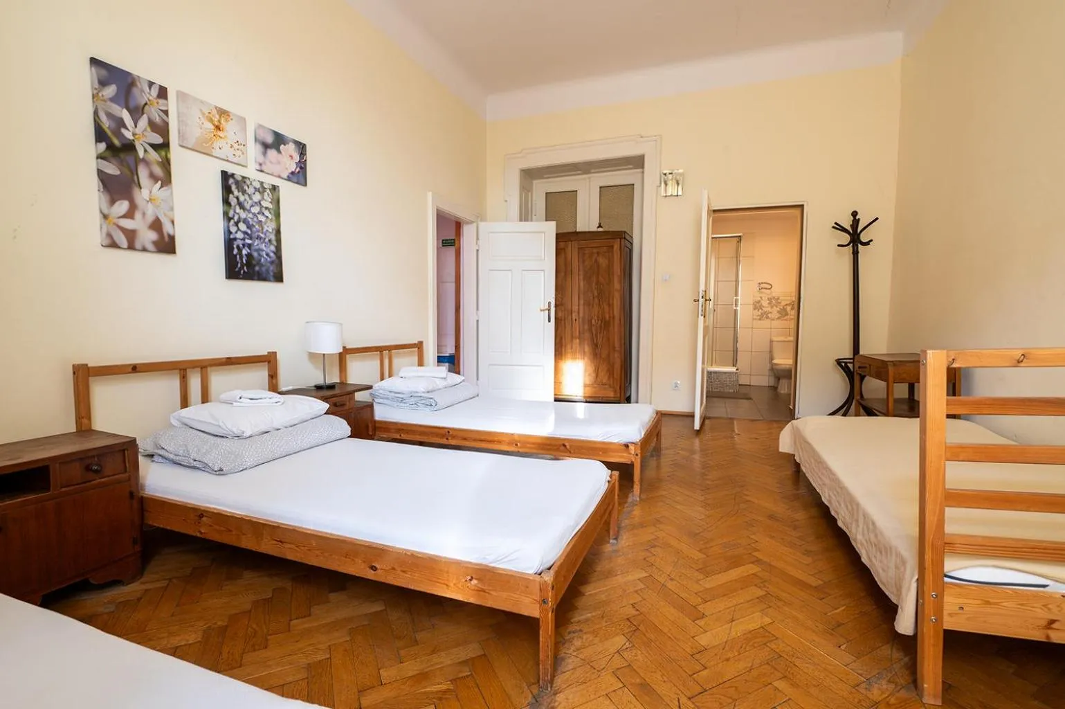 Photo of the whole room, Bed in Trzy Kafki Private Rooms