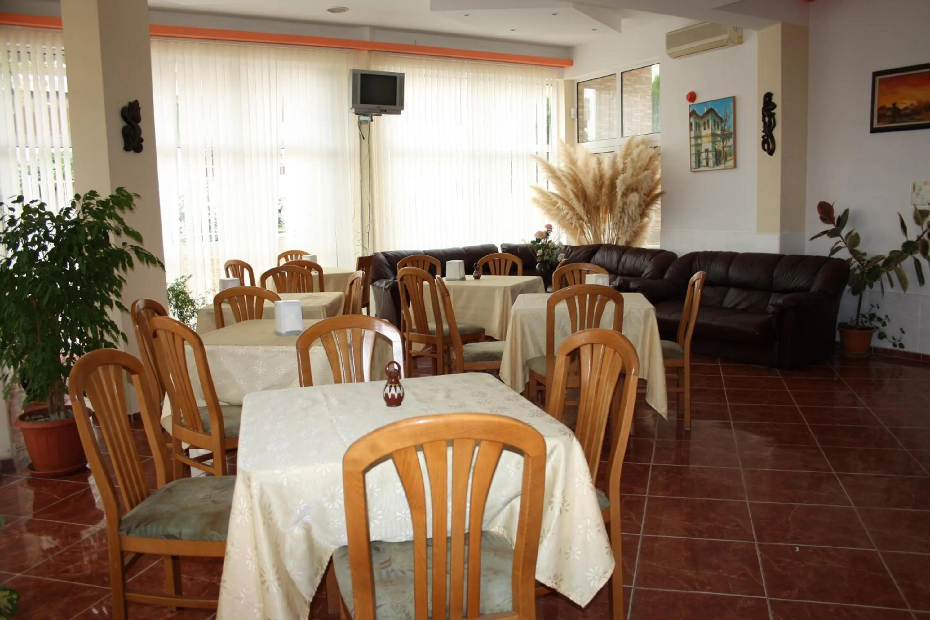 Lounge or bar in Iris Beach Hotel