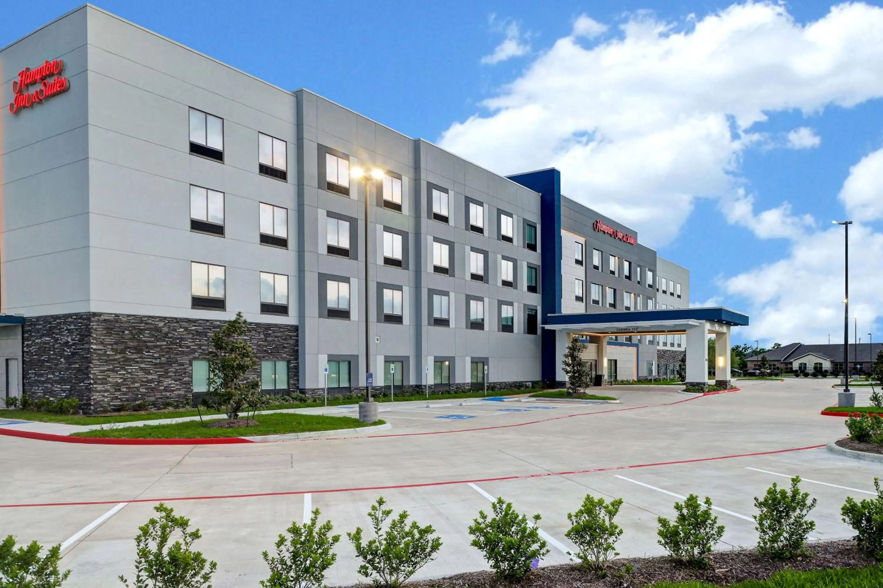 Property building in Hampton Inn & Suites Houston East Beltway 8, Tx