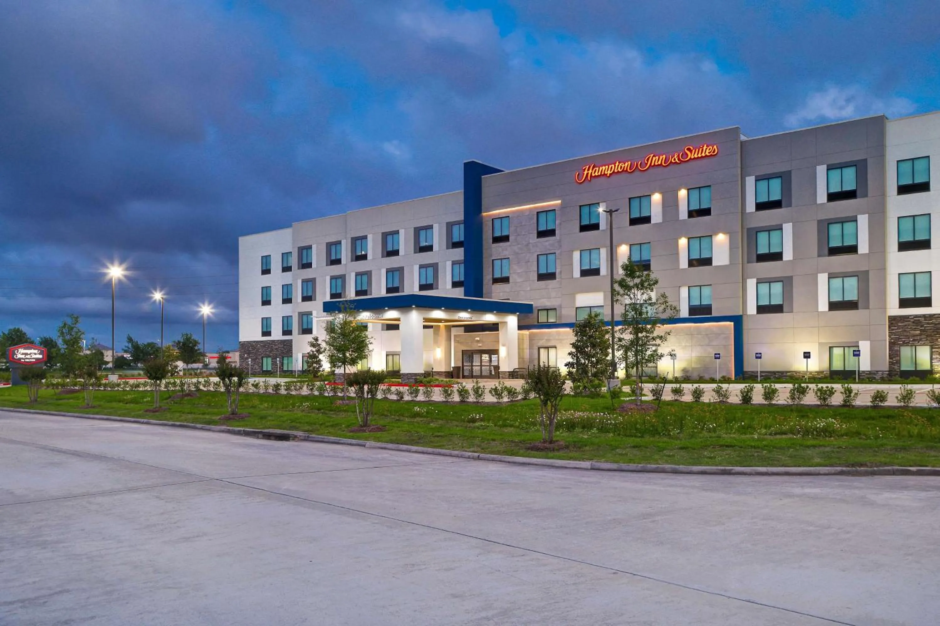 Property building in Hampton Inn & Suites Houston East Beltway 8, Tx