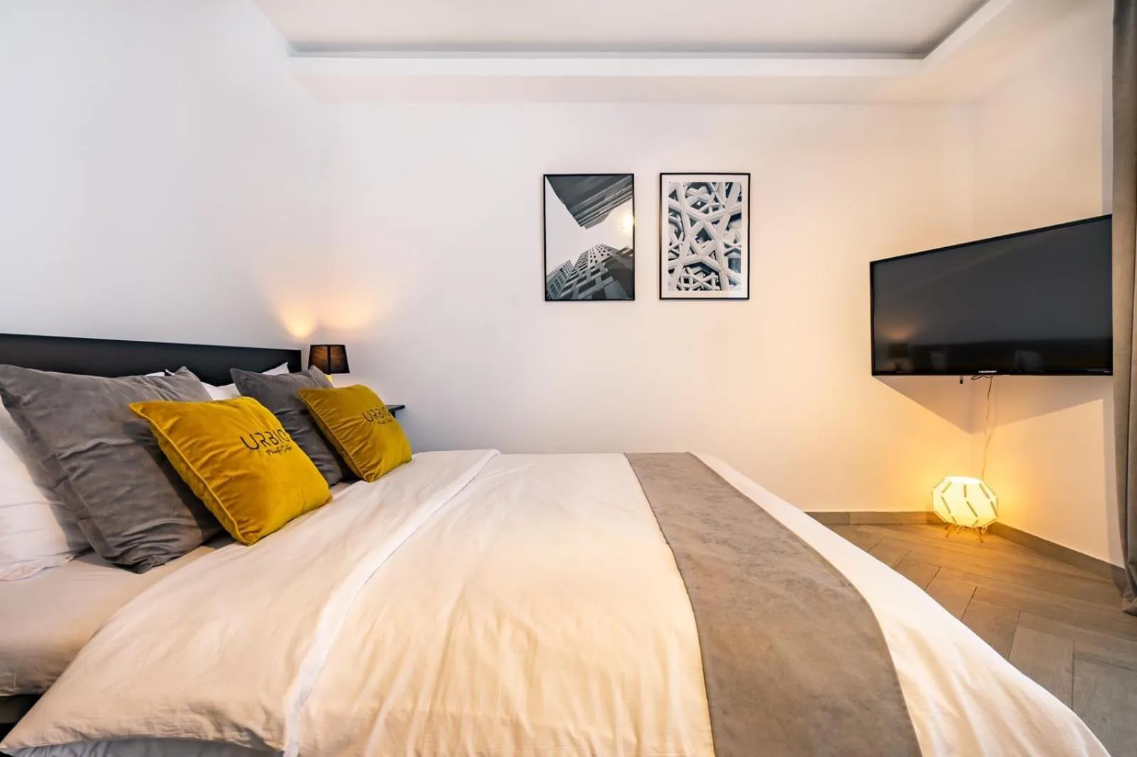 TV and multimedia, Bed in Urbio Private Suites