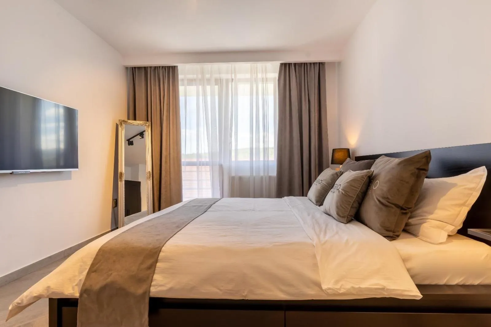 TV and multimedia, Bed in Urbio Private Suites