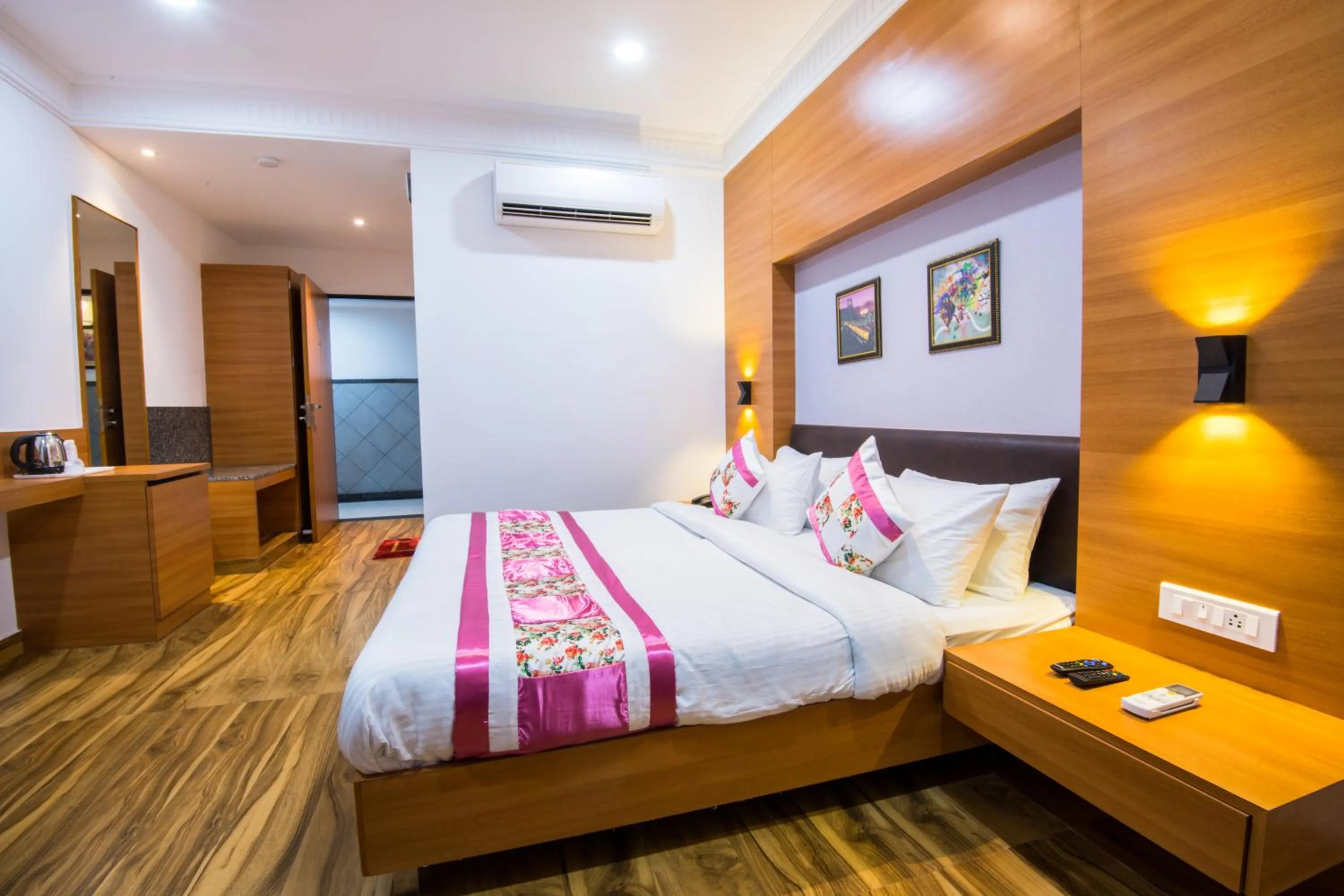 Bedroom, Bed in Hotel Sheetal