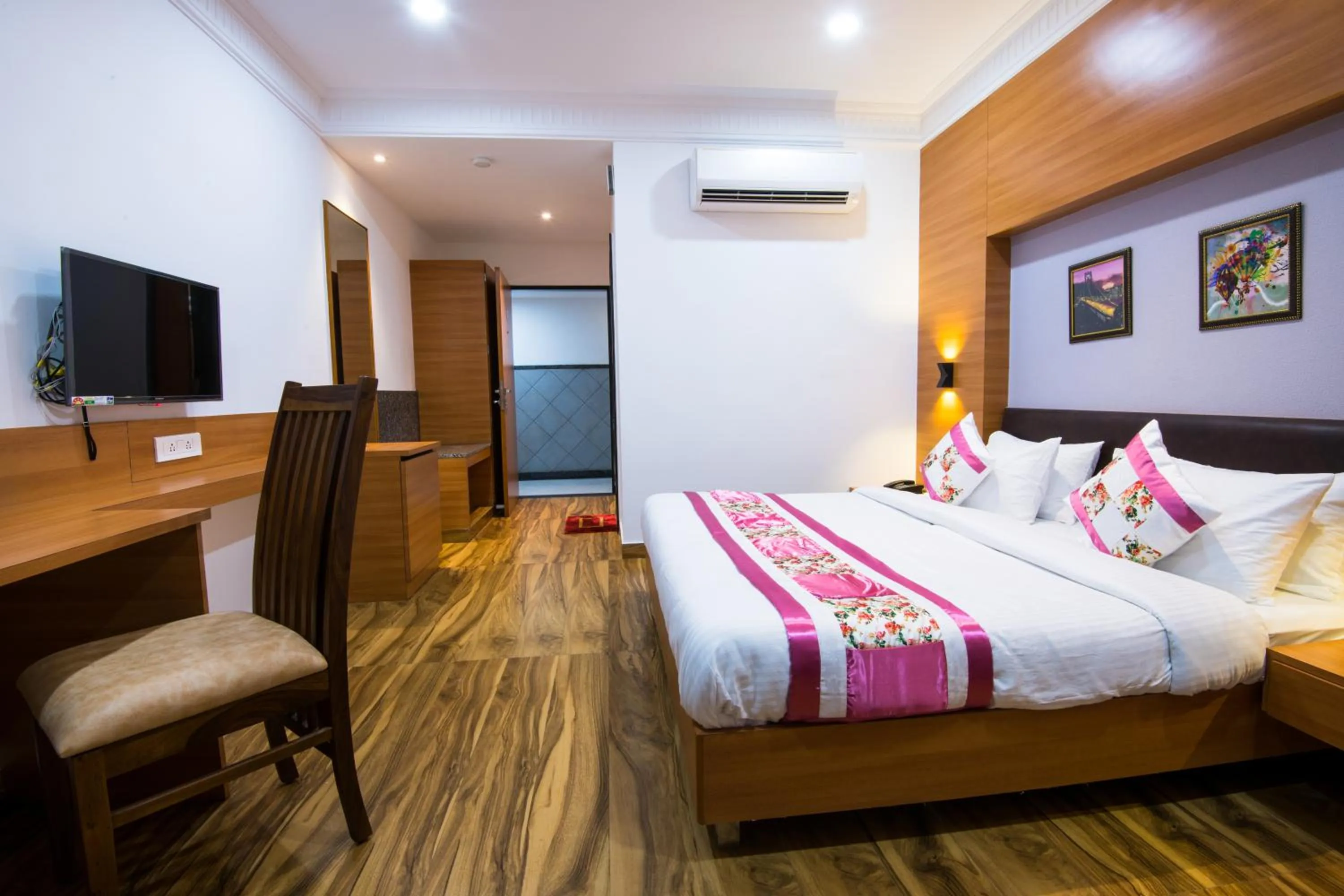 TV and multimedia, Bed in Hotel Sheetal