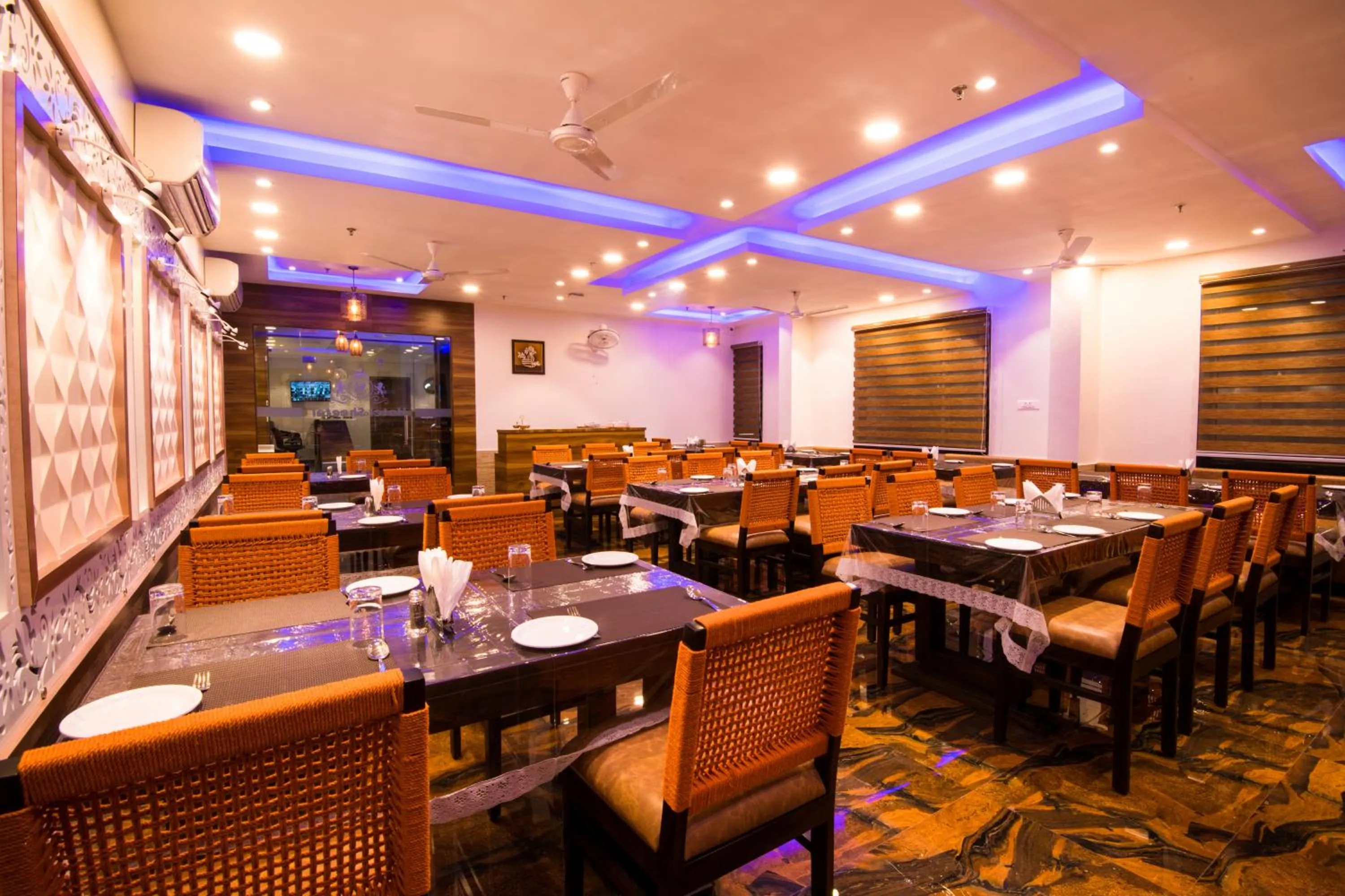 Restaurant/places to eat in Hotel Sheetal