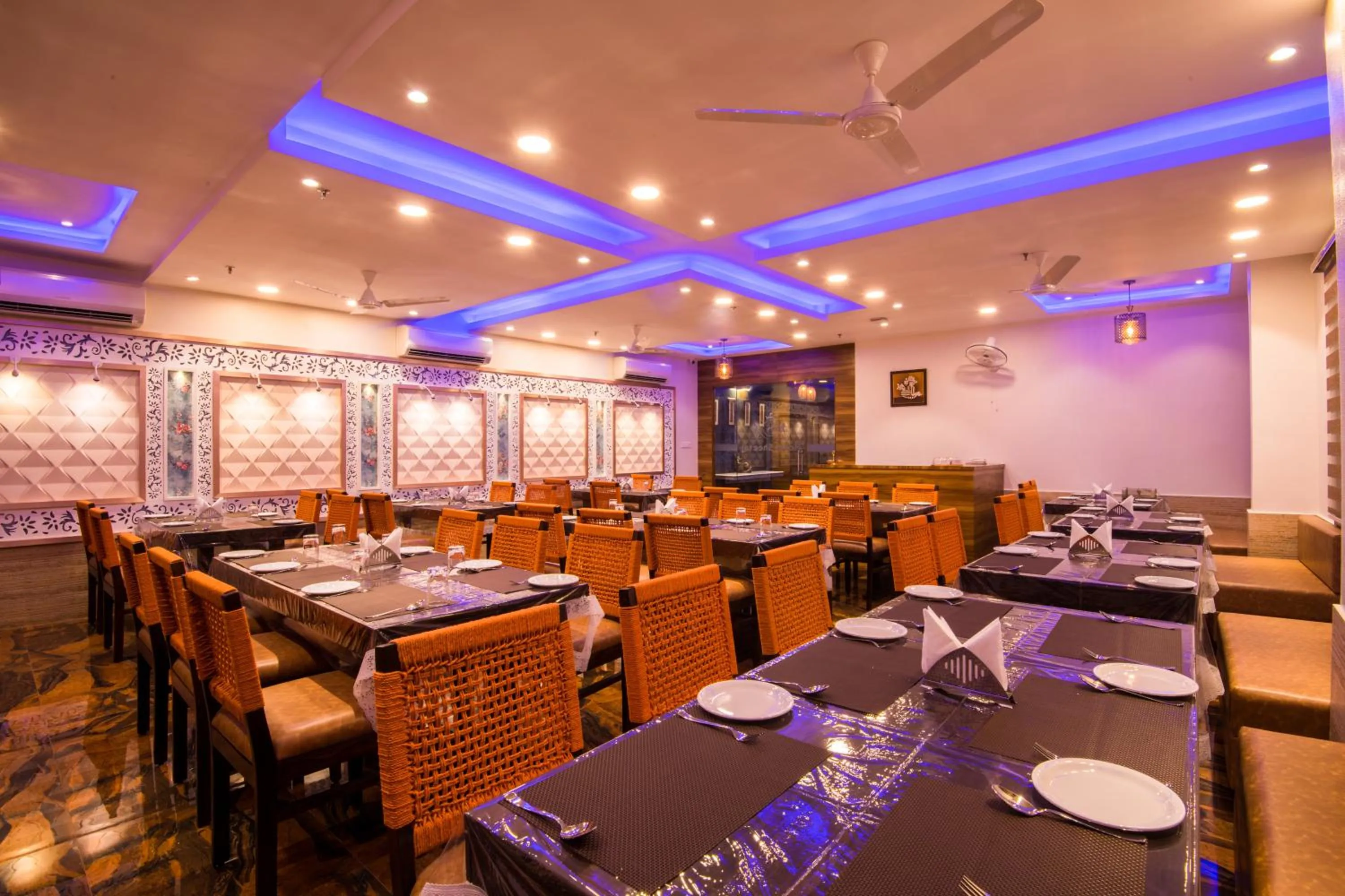 Restaurant/places to eat in Hotel Sheetal
