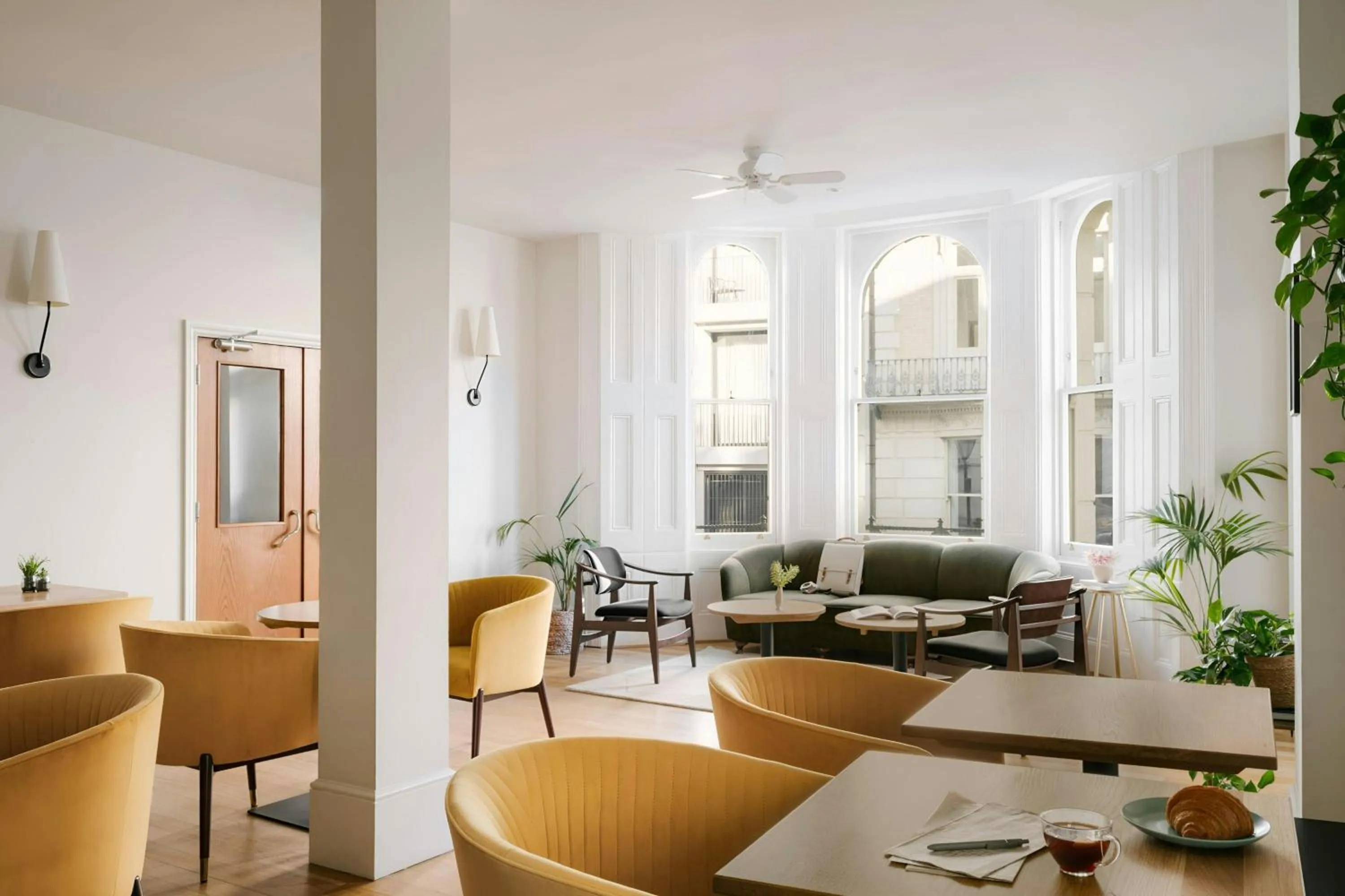 Lounge or bar in Kensington Gardens Hotel, Sonder by Marriott Bonvoy