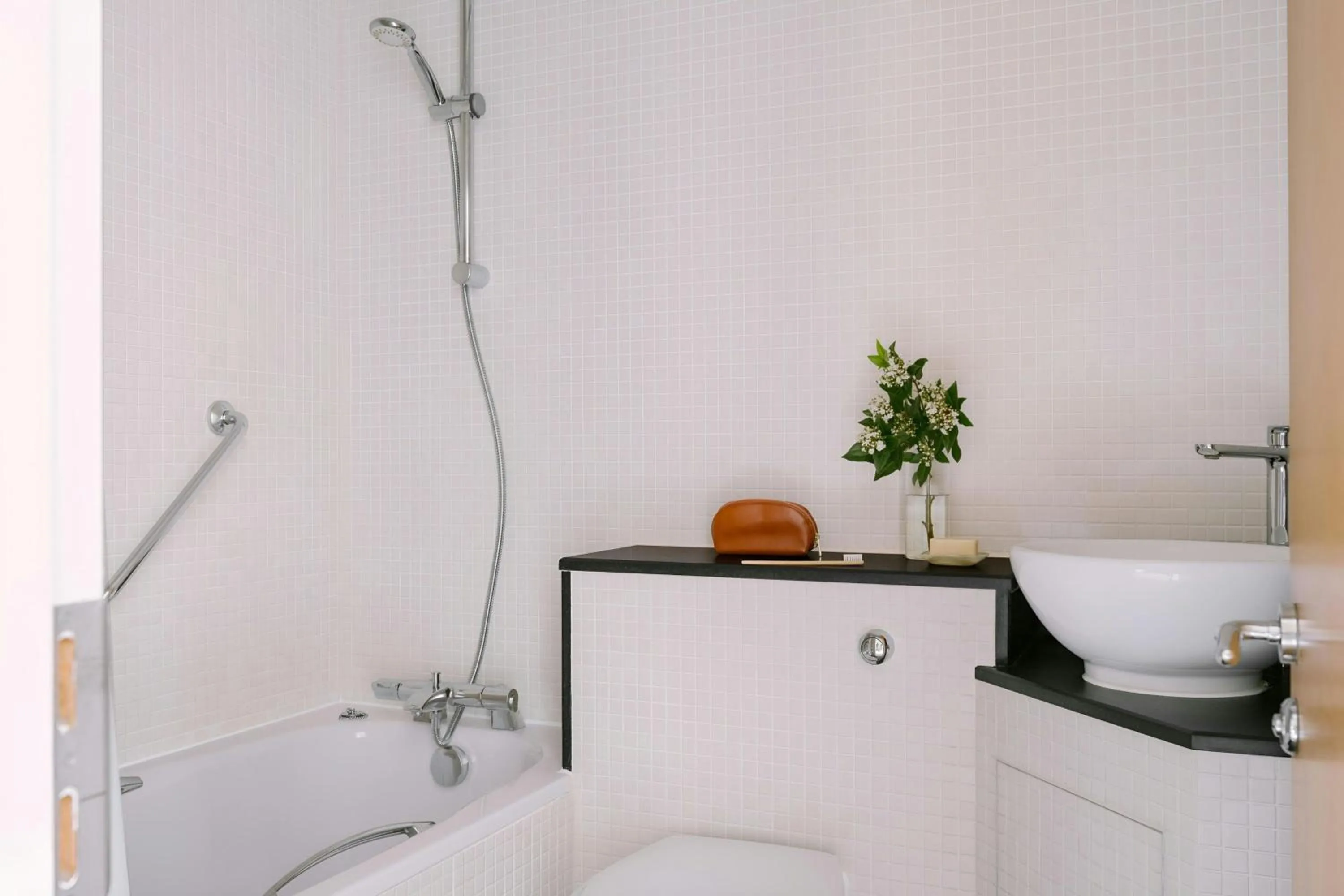 Bathroom in Kensington Gardens Hotel, Sonder by Marriott Bonvoy