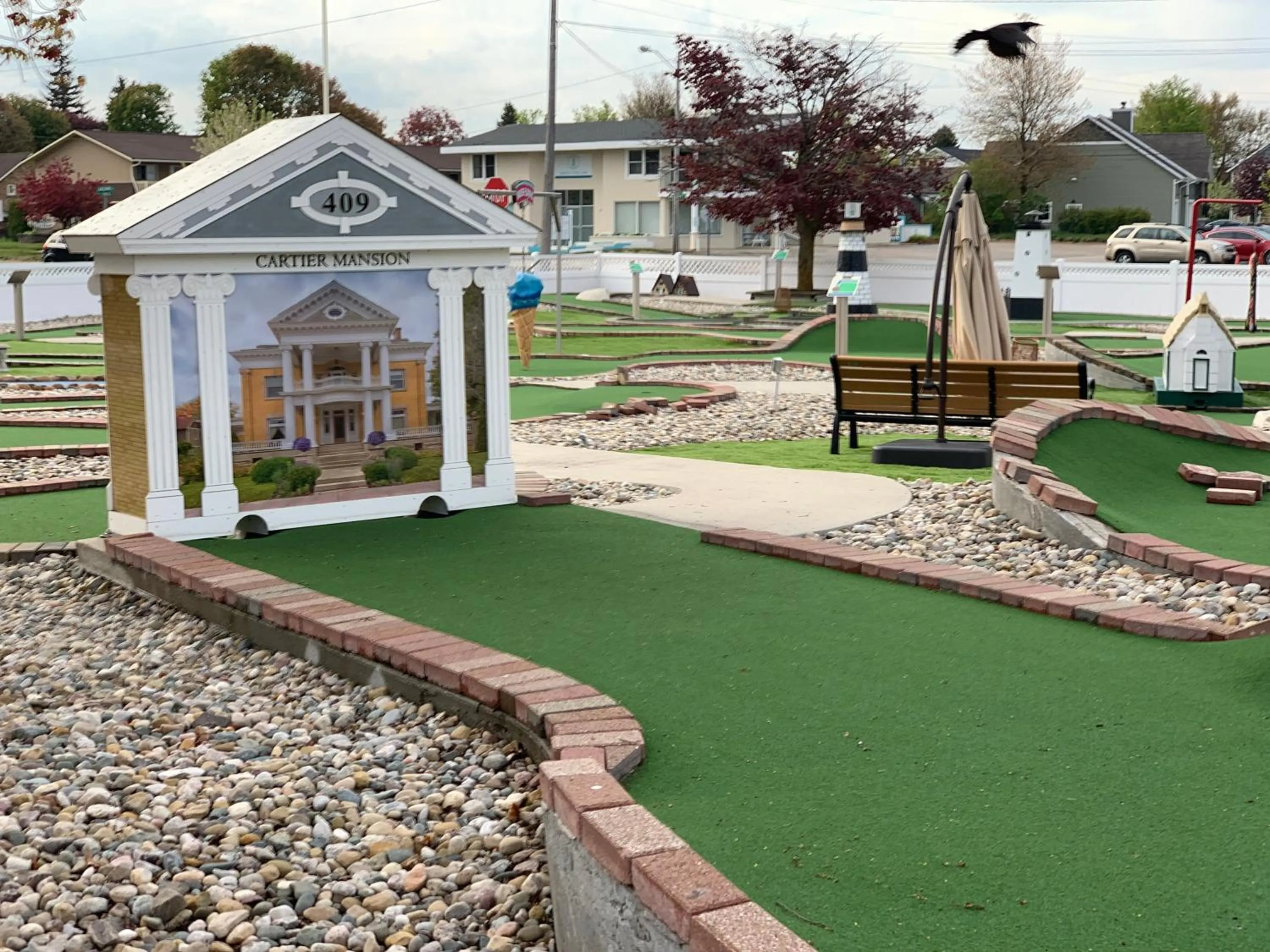 Minigolf in Cartier Mansion
